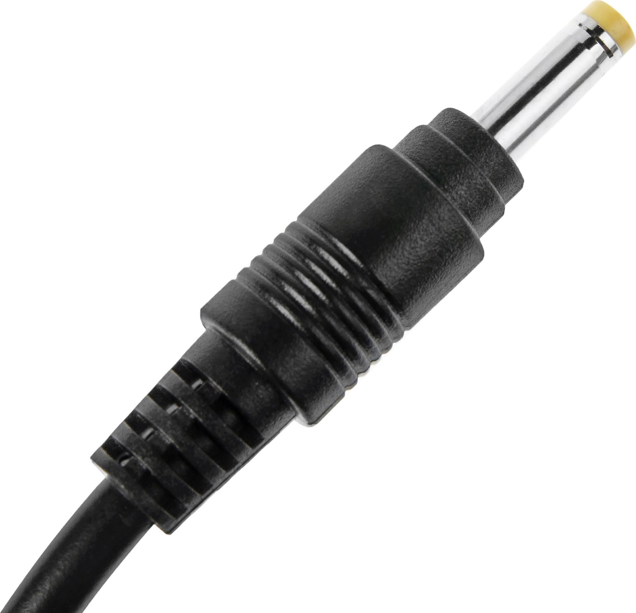 Primer plano de un conector de alimentación de CC negro con punta plateada y cable negro.