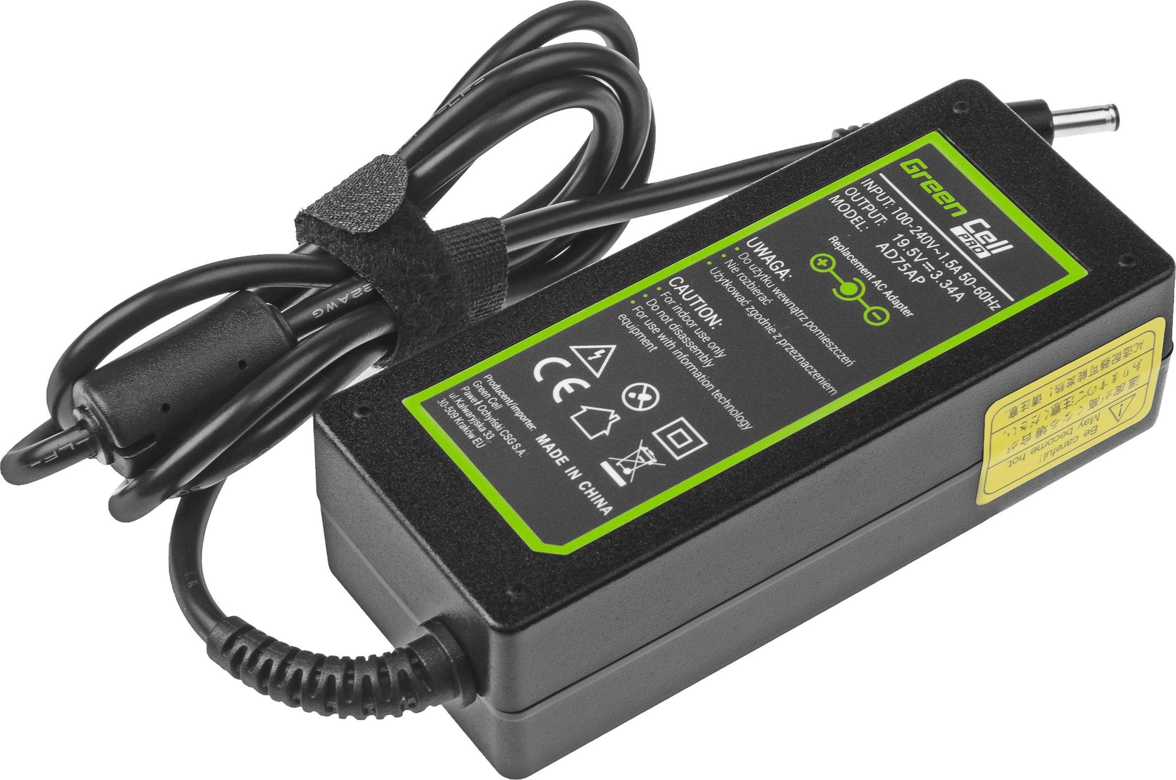 Adattatore per laptop nero con etichetta verde e cavo nero, su sfondo bianco.