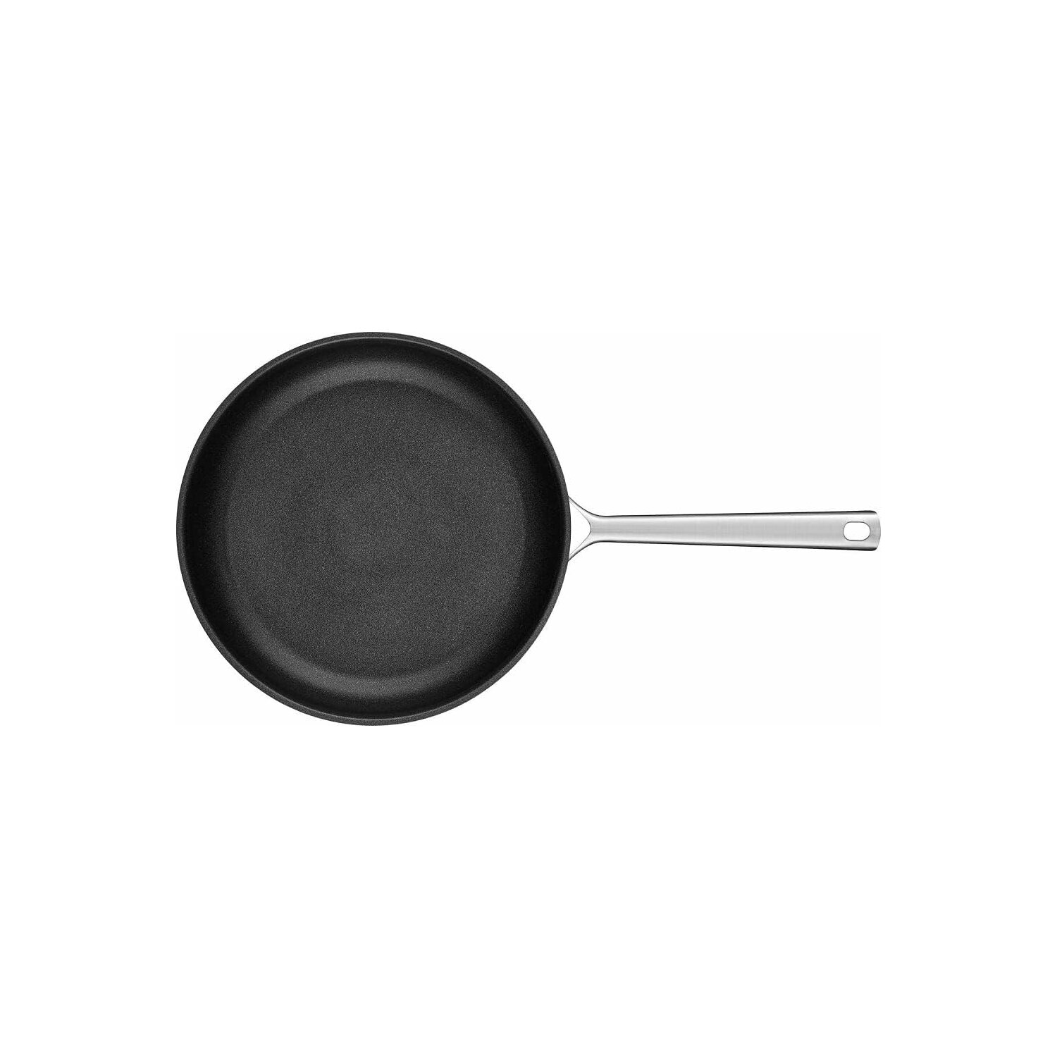 Viene mostrata una padella nera con un manico argentato. È su una superficie bianca.