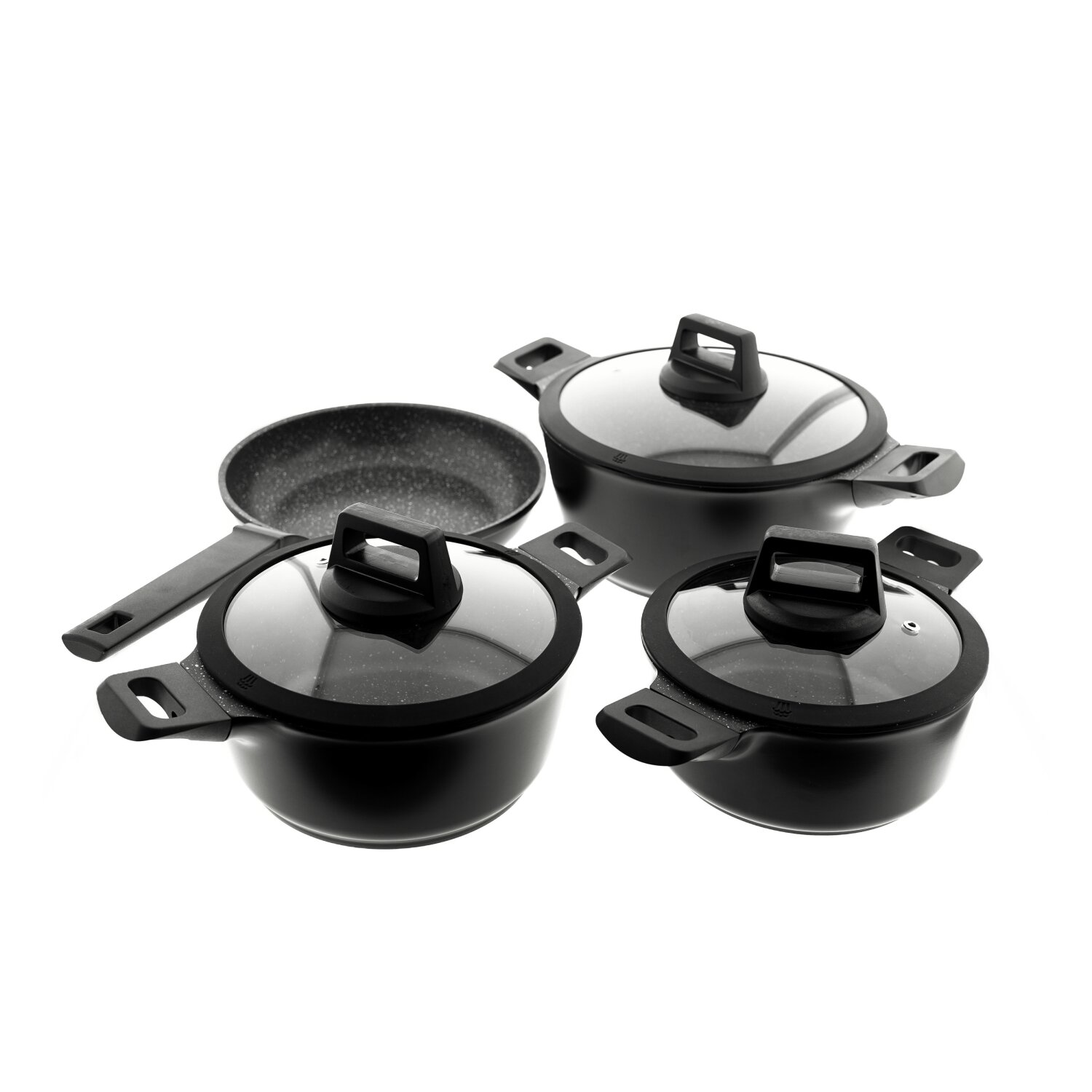 Set aus schwarzem Kochgeschirr, einschließlich Töpfen und einer Pfanne, mit Glasdeckeln, weißer Hintergrund.