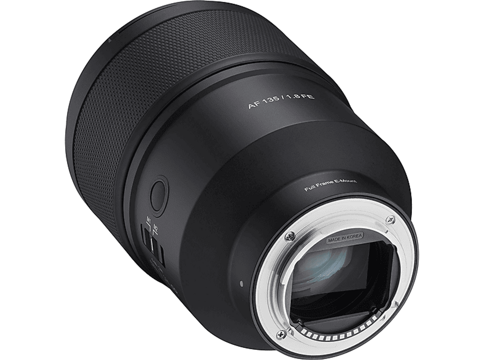 Czarny obiektyw z srebrnym mocowaniem, oznaczony AF 135/1.8FE, na czarnym tle.