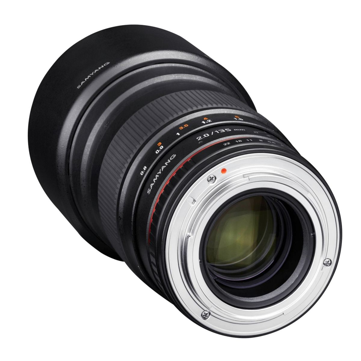 Czarny obiektyw z srebrnymi detalami, pierścieniem ostrości i osłoną przeciwsłoneczną na białym tle.