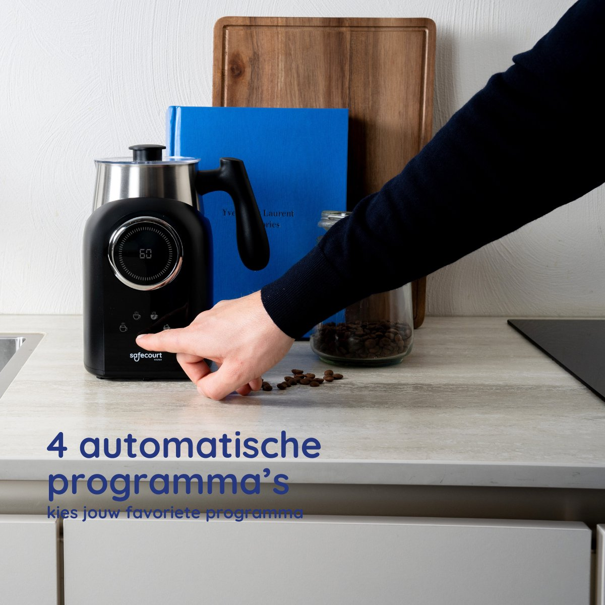 Een persoon die op een knop drukt op een zwarte koffiemachine met automatische programma's.