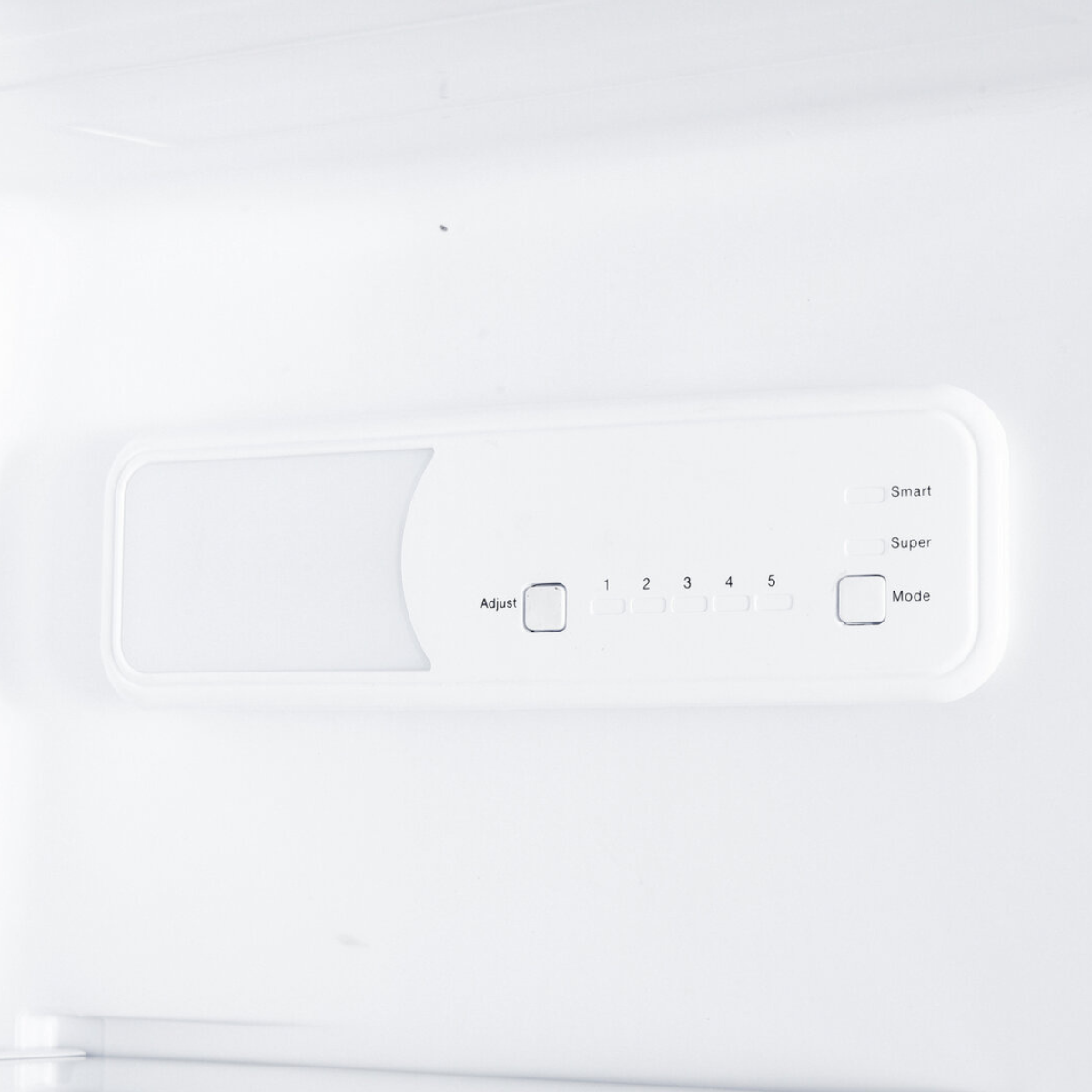 Gros plan sur un panneau de commande blanc, avec des boutons de réglage et de mode avec des indicateurs de niveau.