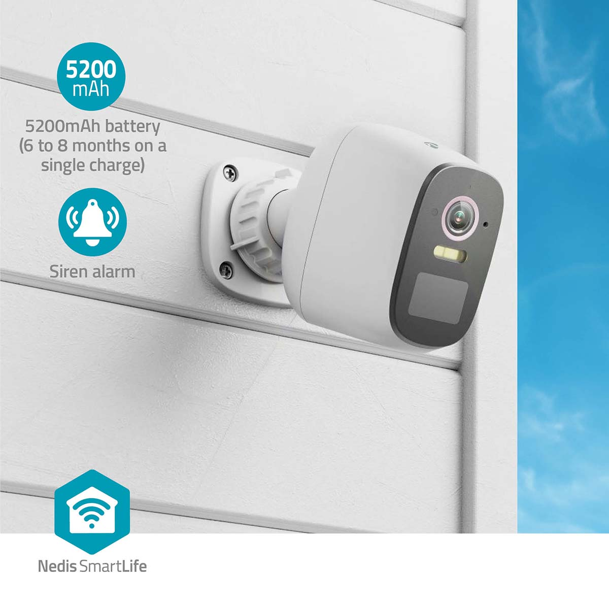 Weiße Überwachungskamera an der Wand. Sirenenalarm und Batterieinfo sind im Bild.