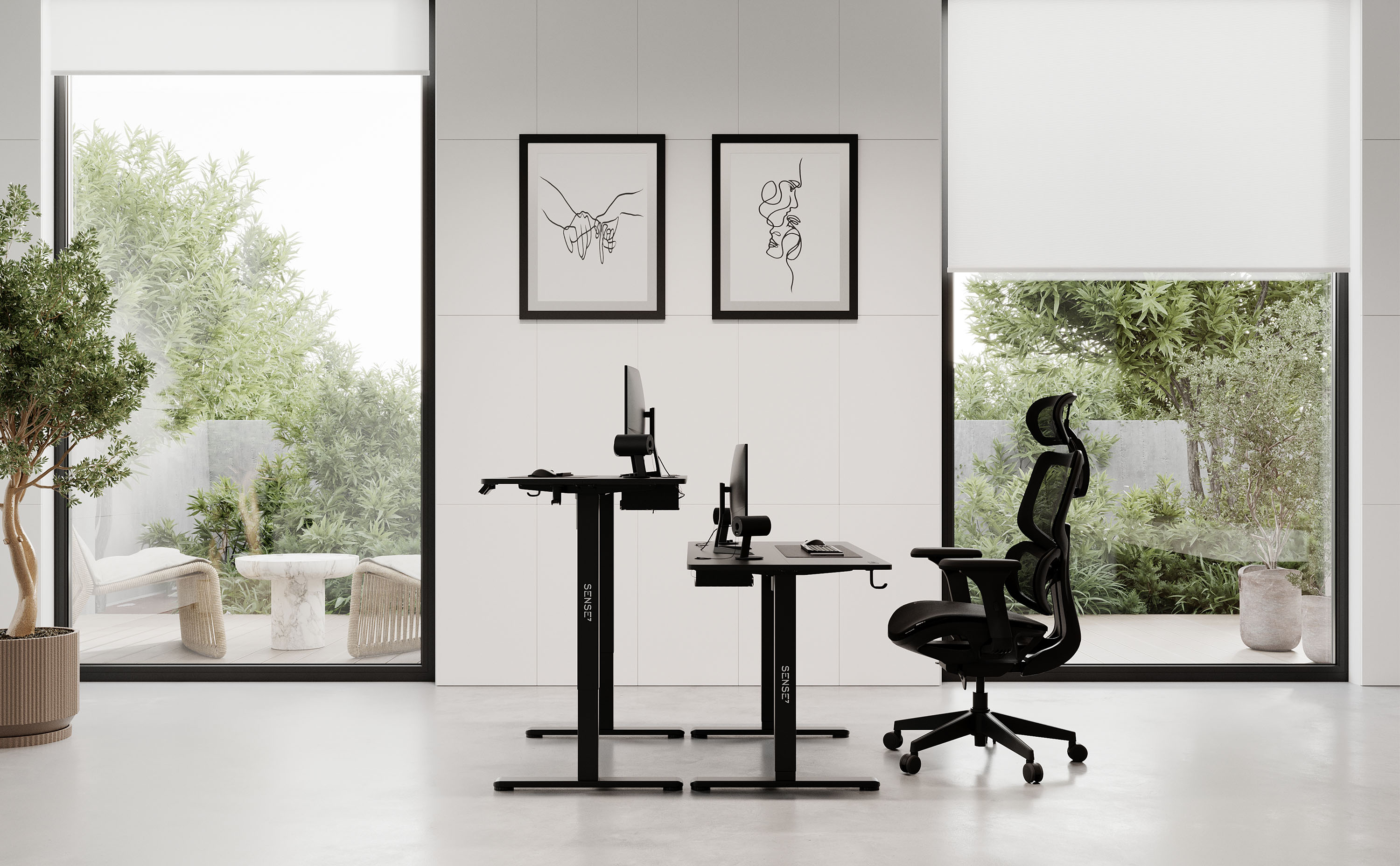 Modernes Büro mit zwei schwarzen Schreibtischen, Monitoren und einem schwarzen Stuhl. Kunst an der Wand.