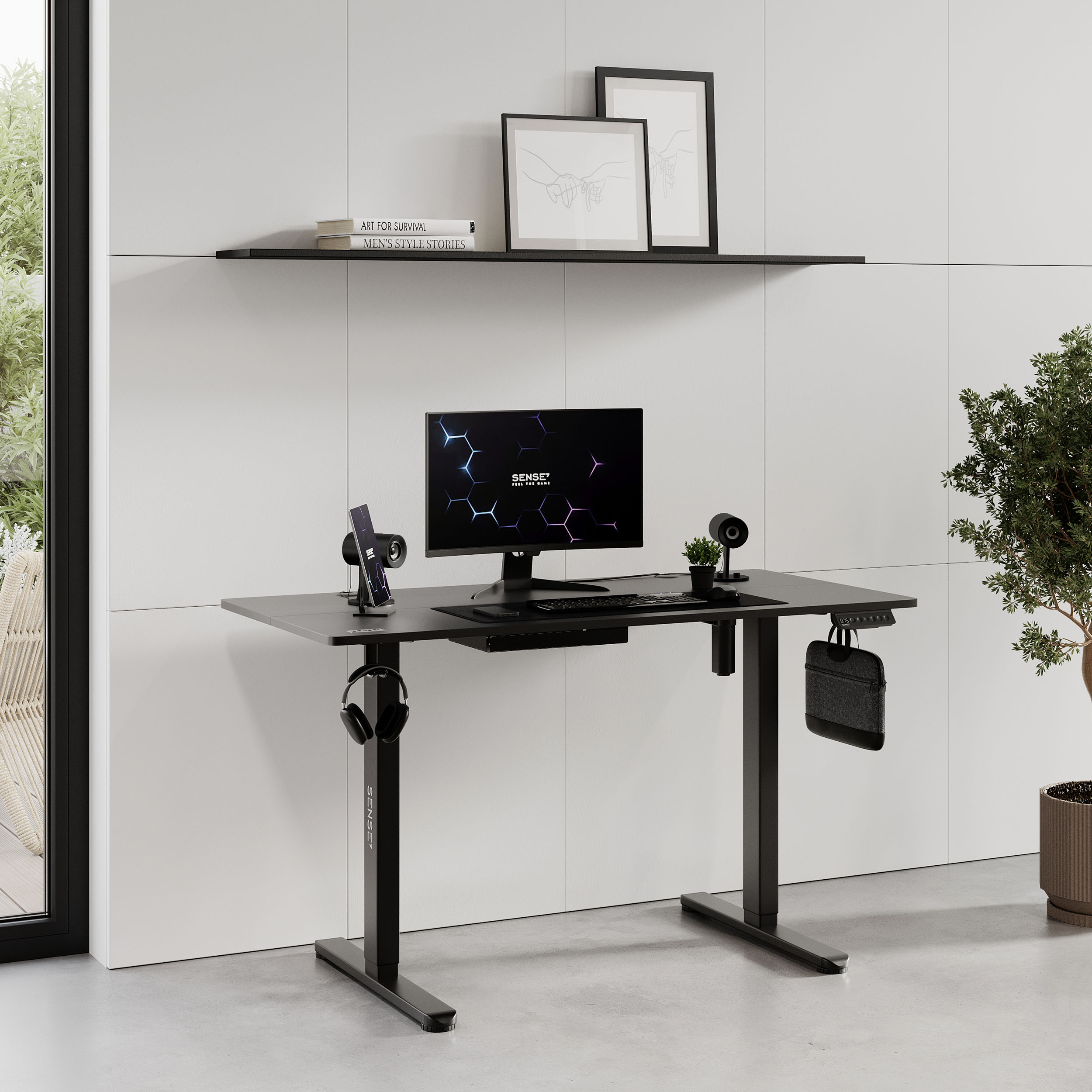Scrivania in piedi moderna con configurazione computer, monitor e accessori.