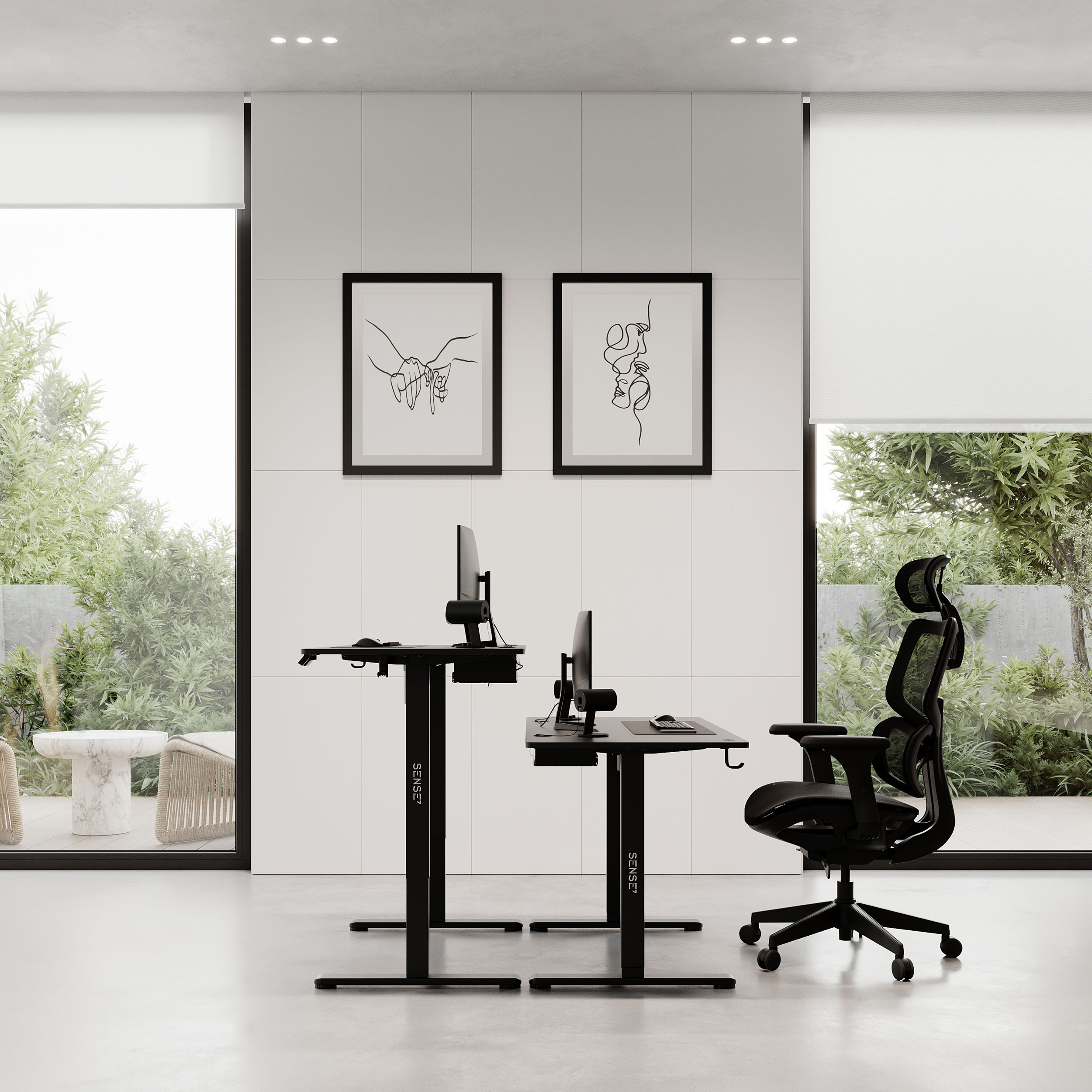 Configurazione moderna dell'ufficio con due scrivanie nere in piedi e una sedia ergonomica; spazio pulito.
