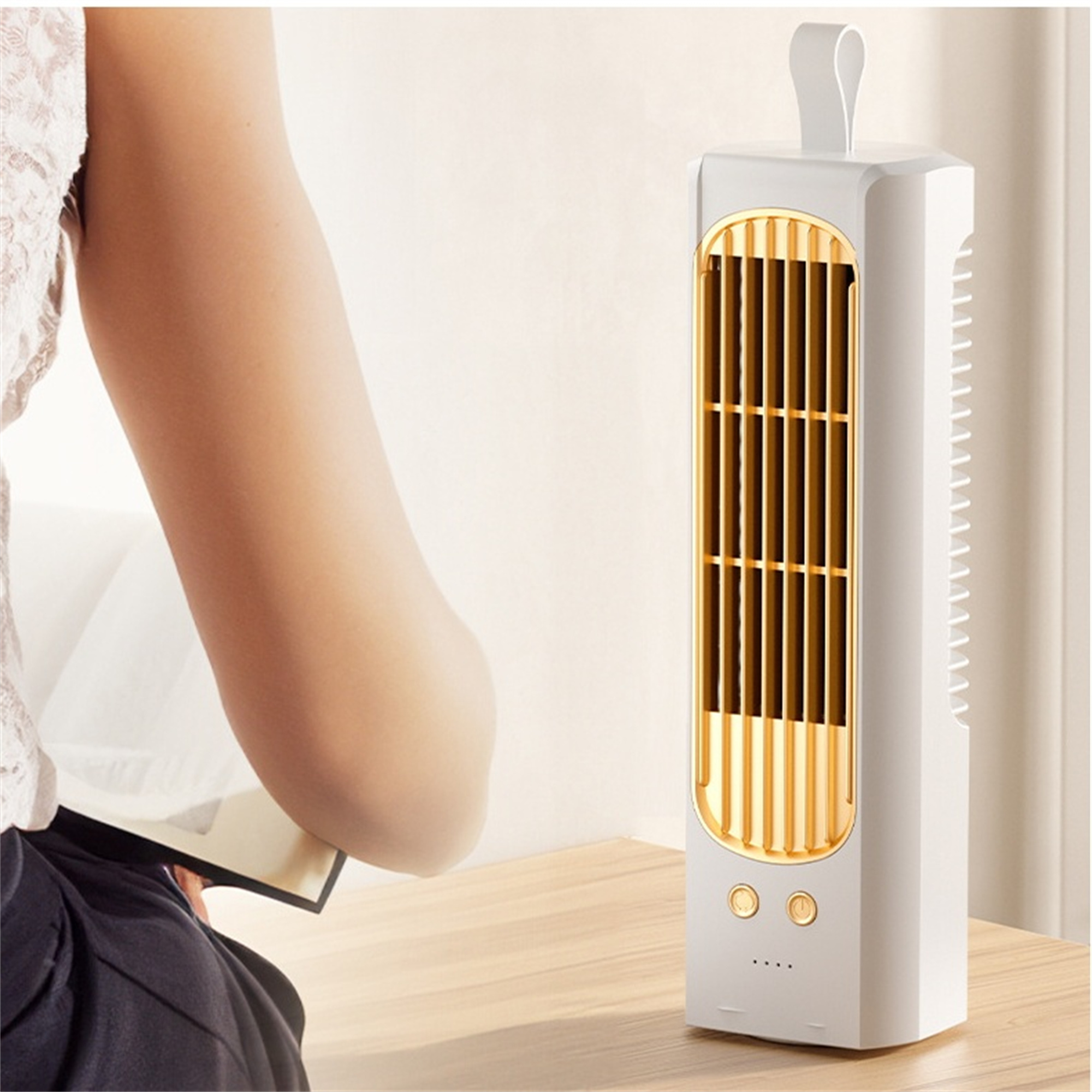 Weiß-goldener Ventilator auf einem Holztisch, mit einem Arm.