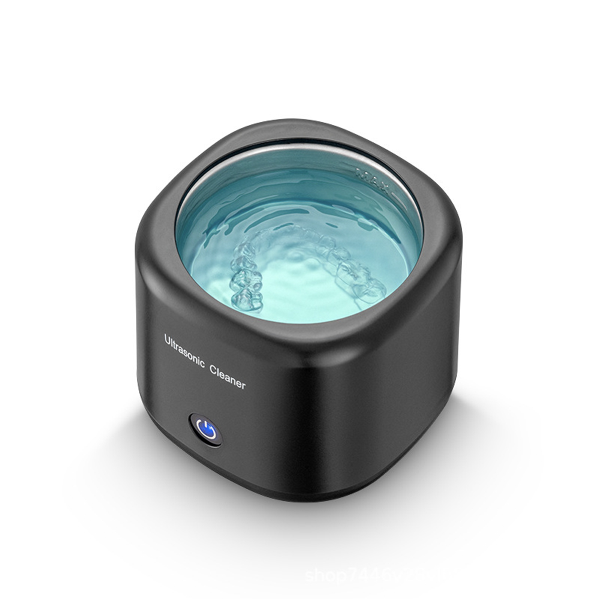 Schwarzer Ultraschallreiniger, gefüllt mit blauer Flüssigkeit. Klare Halterung ist innen. Ein-/Aus-Taste sichtbar.