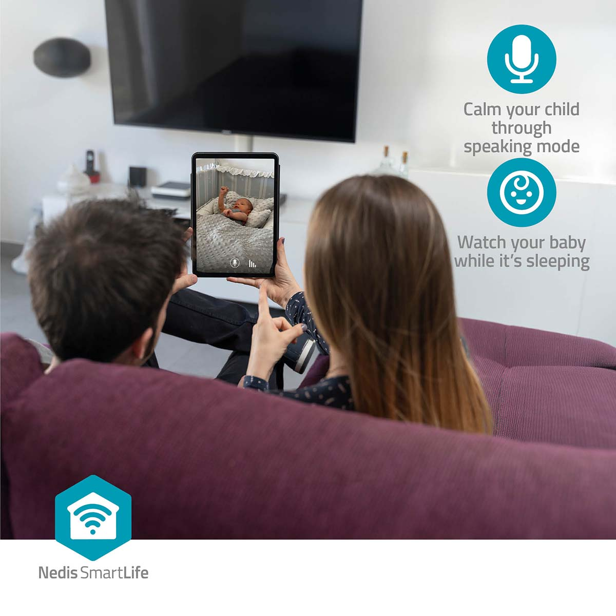 Paar betrachtet ein Tablet, das ein Baby zeigt. Text zeigt Sprechmodus zur Beruhigung des Kindes und Beobachtung des Babys beim Schlafen.