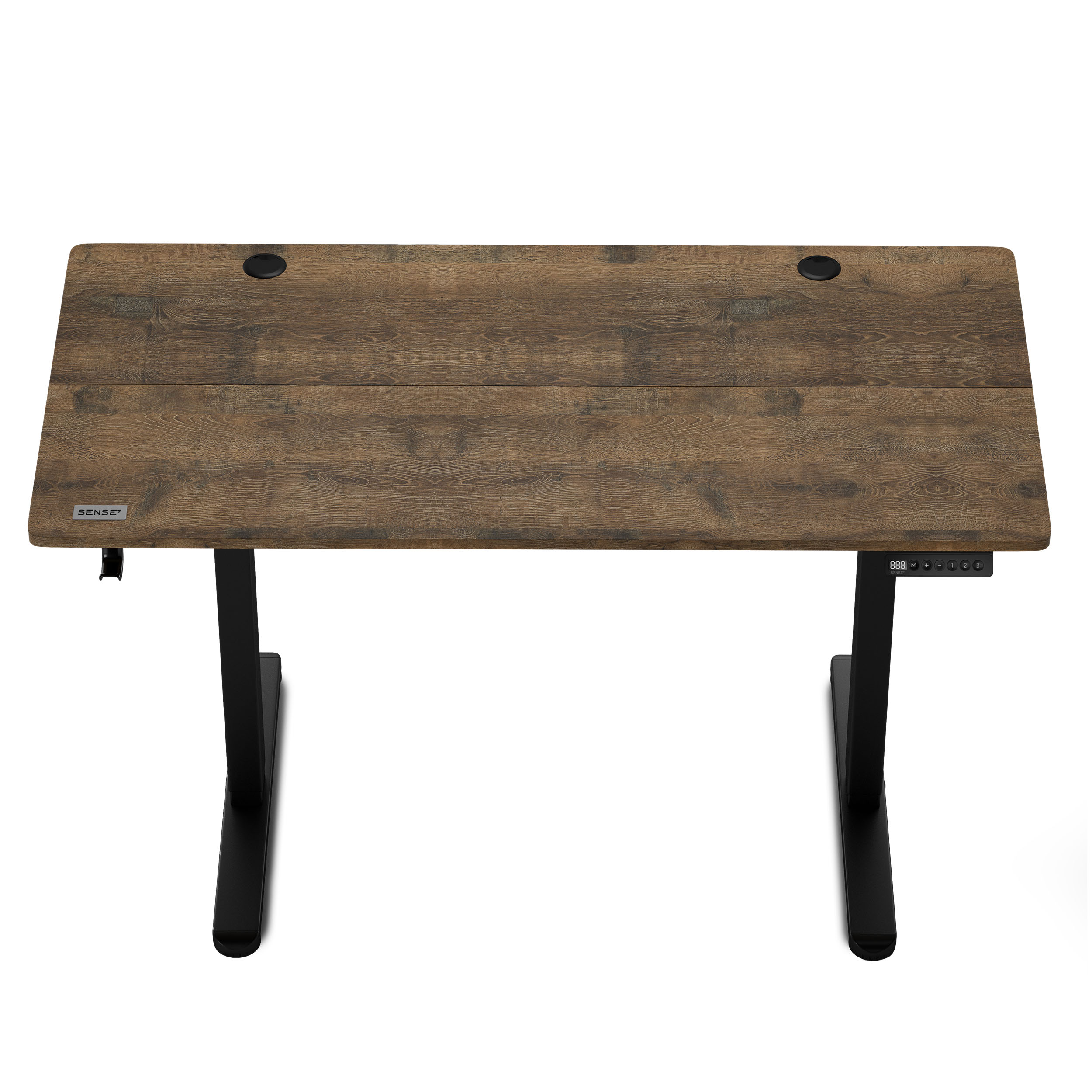 Una scrivania in legno con gambe nere. Ha due fori per cavi e un piccolo logo. Sfondo bianco.