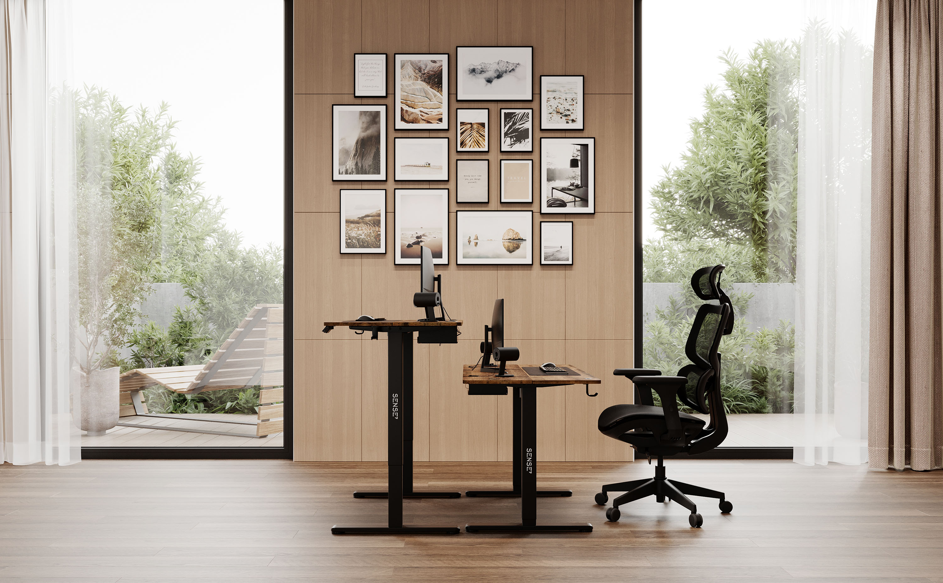 Zwei Schreibtische, einer mit Monitor, und ein Bürostuhl in einem Raum. Hintergrund mit Kunst und Fenstern.