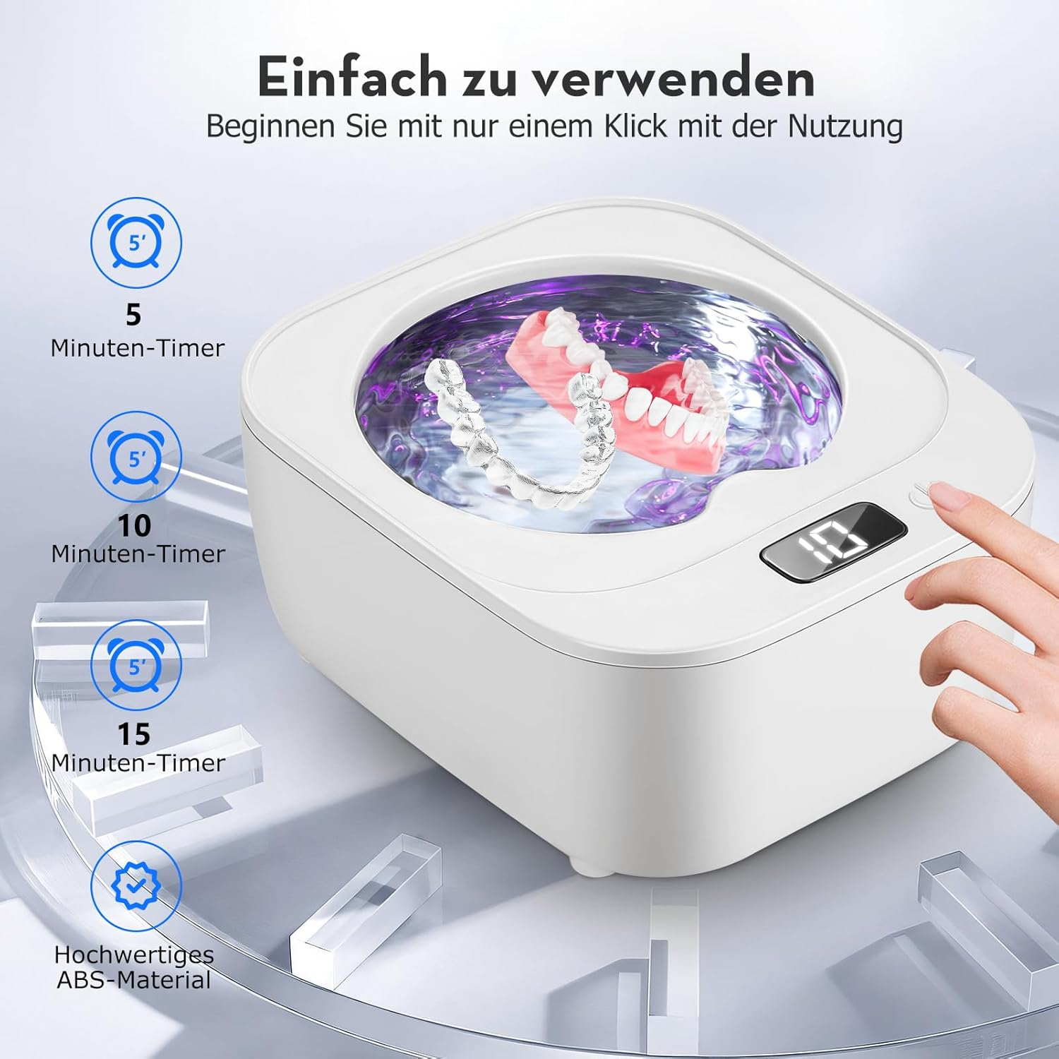 Weißer Zahnreinigungsapparat mit Timer-Optionen. Eine Hand drückt eine Taste. Dentalmodell innen.