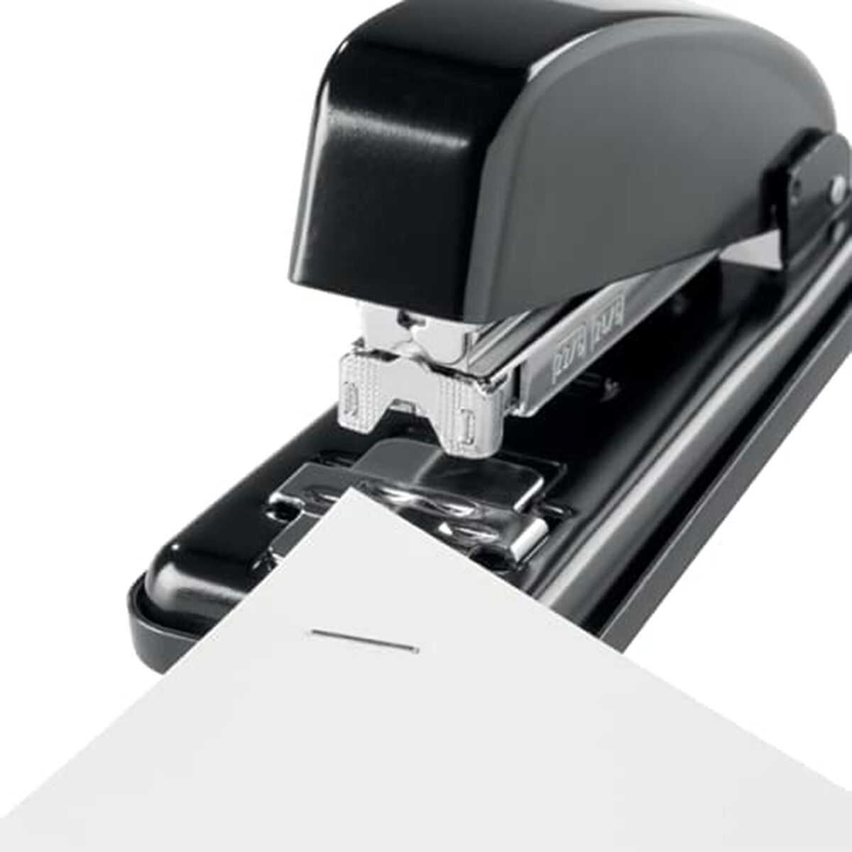 Ein schwarzer Tacker tackert ein weißes Papier, wobei eine einzelne Klammer sichtbar ist.