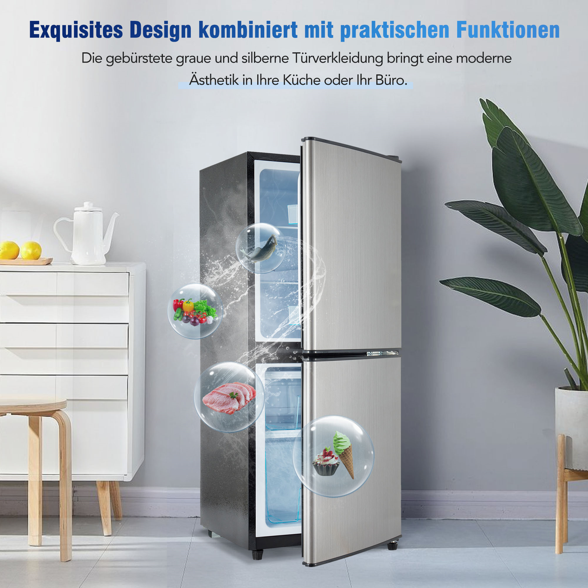 Ein silberner und schwarzer Kühlschrank mit geöffneten Türen, der Lebensmittel und Eis zeigt.