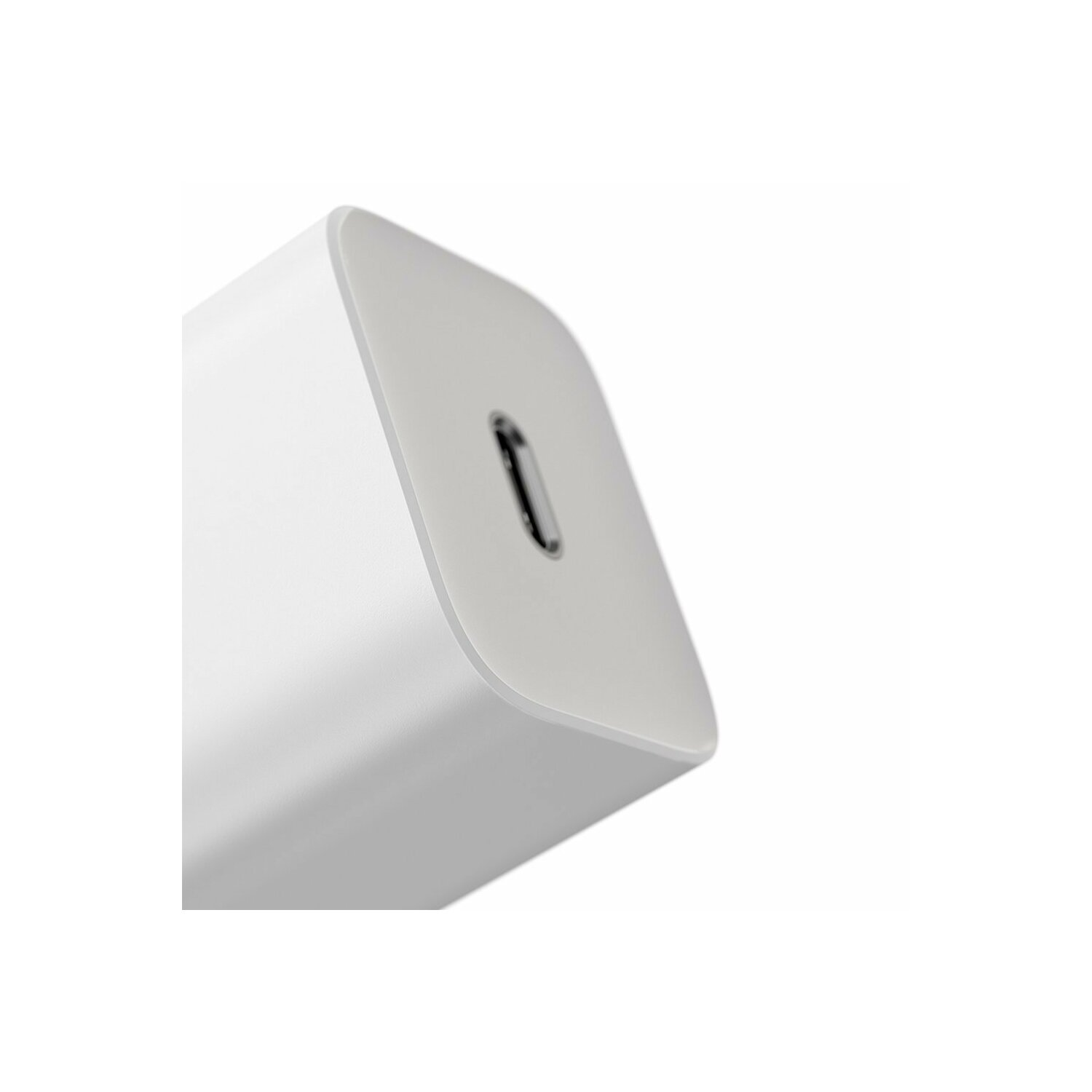 Chargeur blanc, avec un port USB-C. Gros plan, fond blanc.