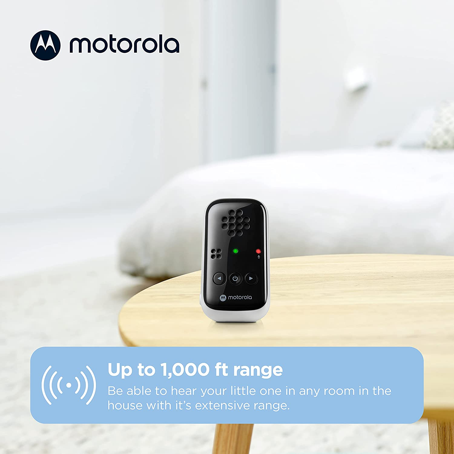 Ein schwarz-weißes Motorola Babyphone auf einem Holztisch.