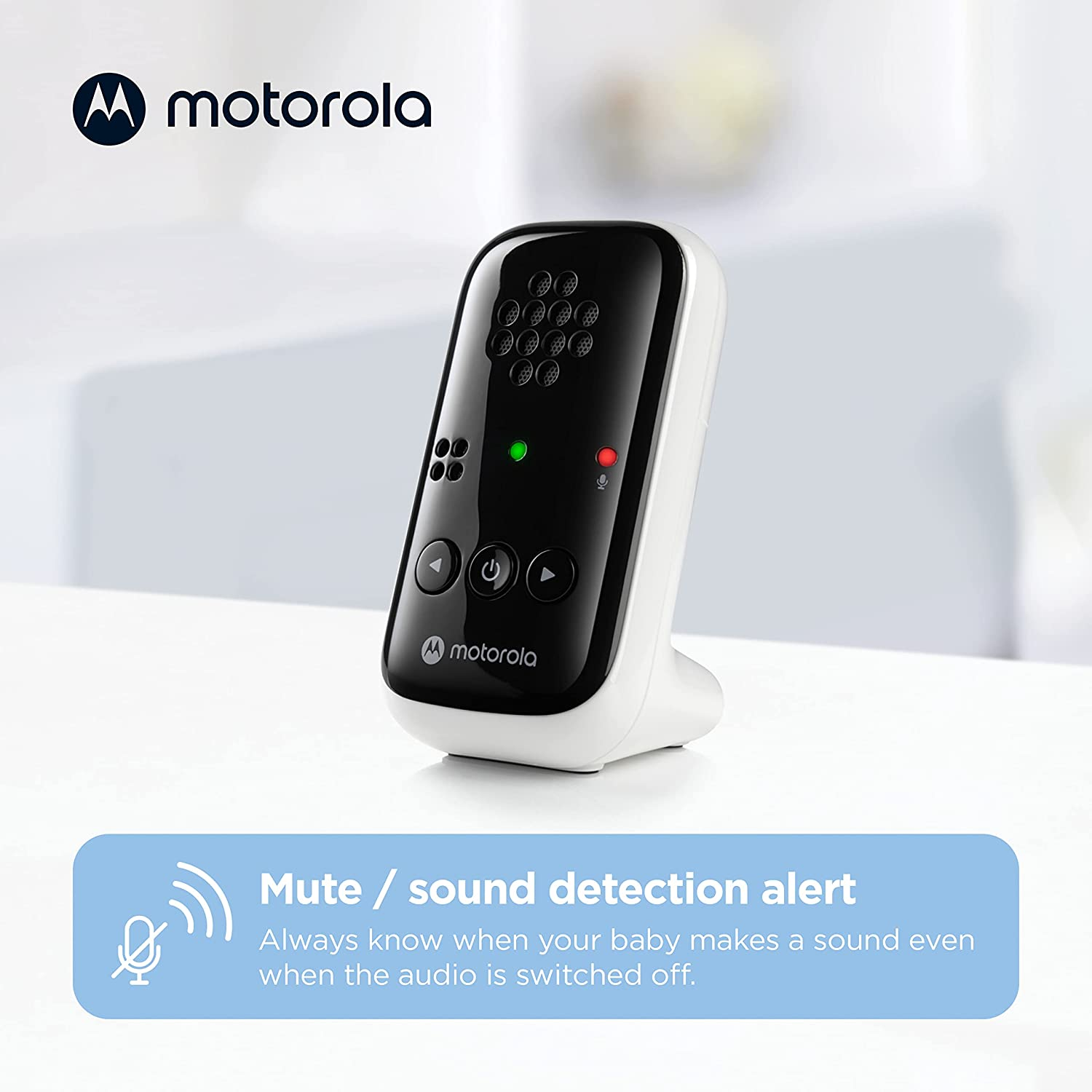 Ein weißer und schwarzer Babyphone. Es hat ein grünes und rotes Licht. Der Text lautet "Mute / sound detection alert".