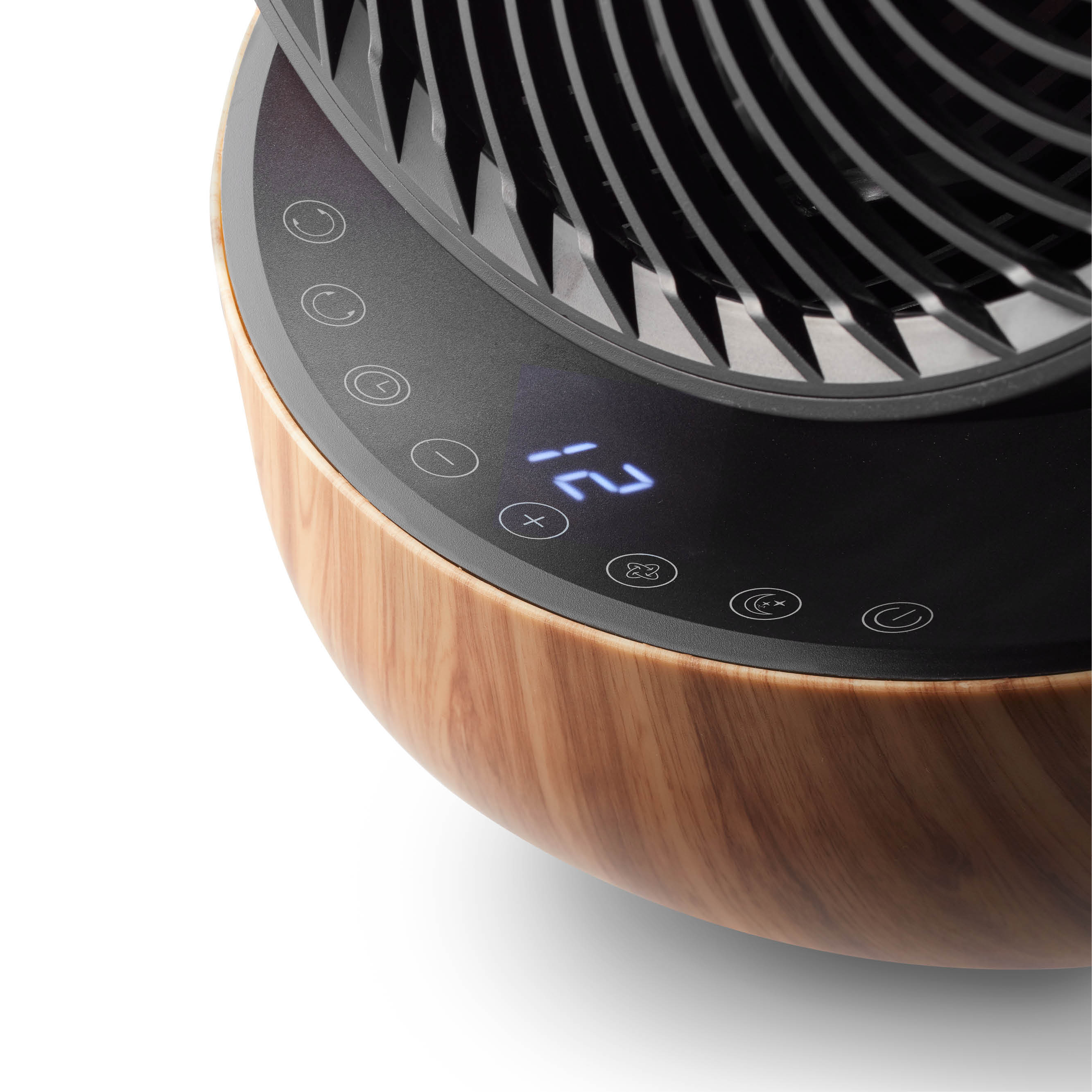 Nahaufnahme eines Ventilators mit Holzmaserung, zeigt Digitalanzeige, vor weißem Hintergrund.