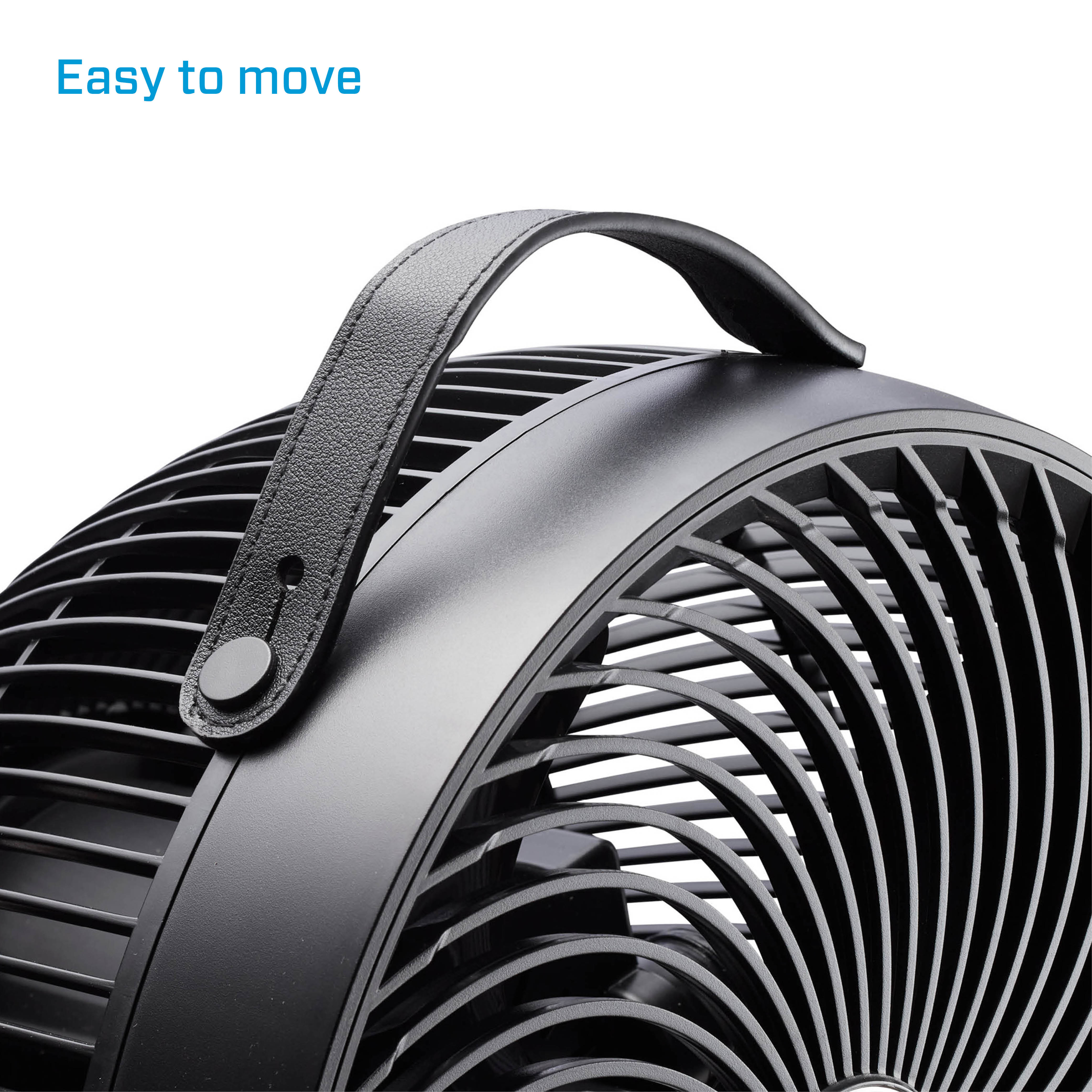Nahaufnahme eines schwarzen Ventilators mit Griff, bezeichnet 'Leicht zu bewegen'. Es hat gebogene Blätter.