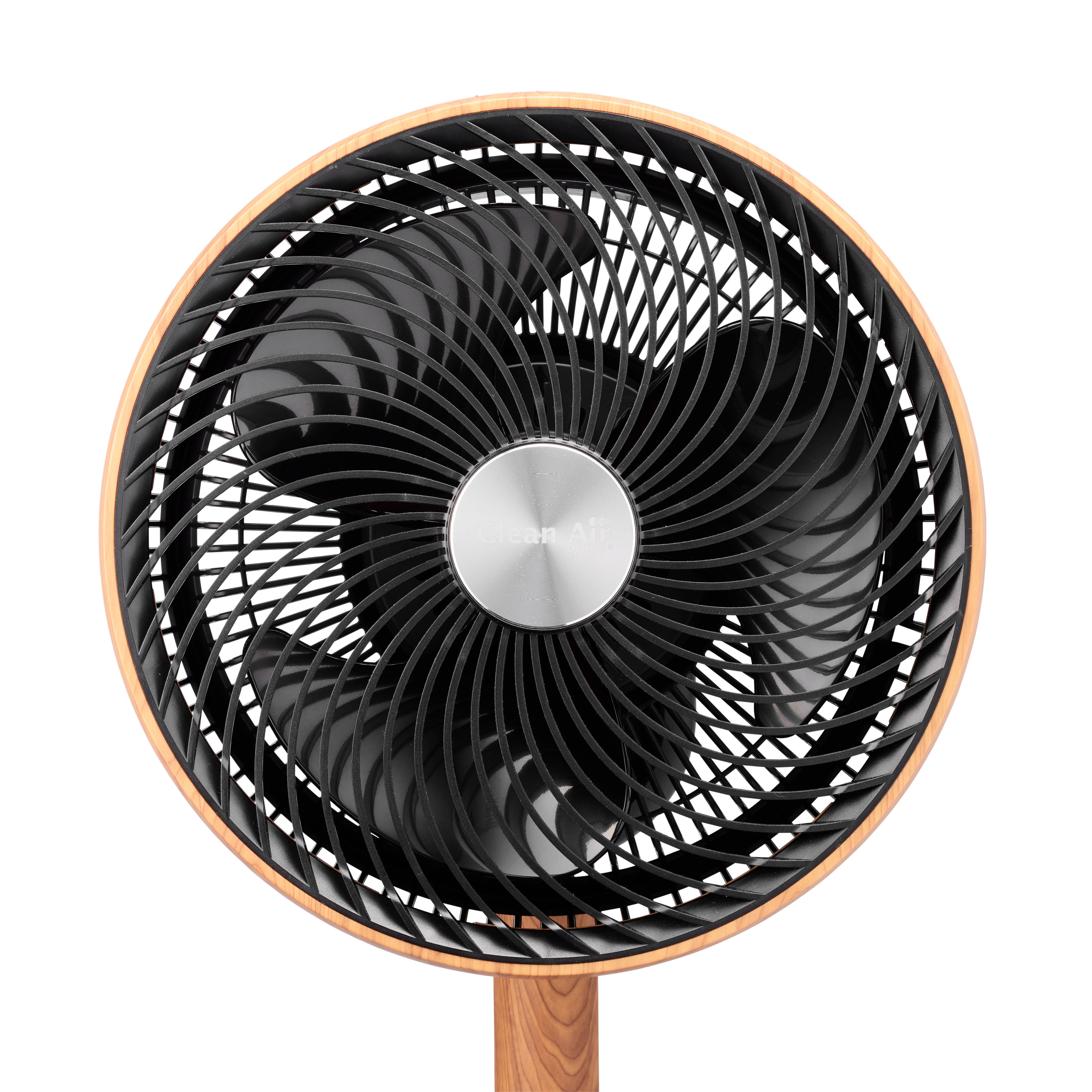 Schwarz-brauner Ventilator mit Holzständer, Nahaufnahme, weißer Hintergrund.