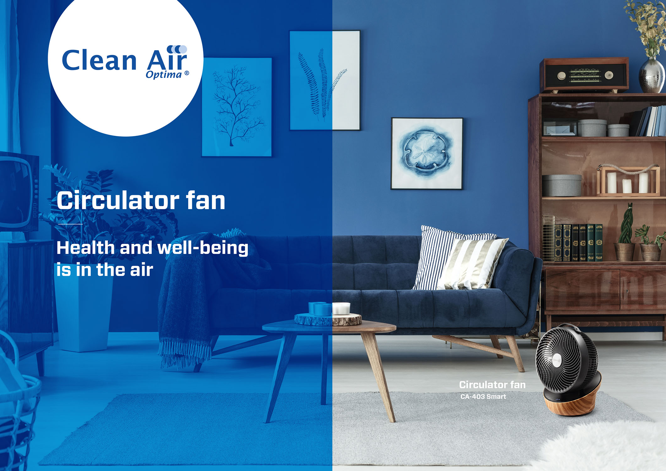 Modernes Wohnzimmer mit blauen Wänden, Sofa und einem Umluftventilator auf einem Holzständer.