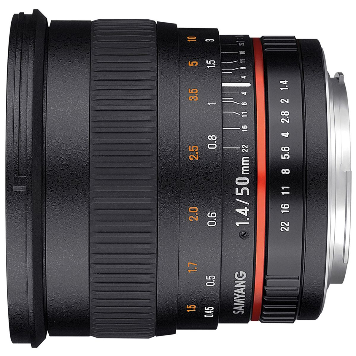 Czarny obiektyw z oznaczeniami odległości ogniskowej i przysłony, na białym tle.