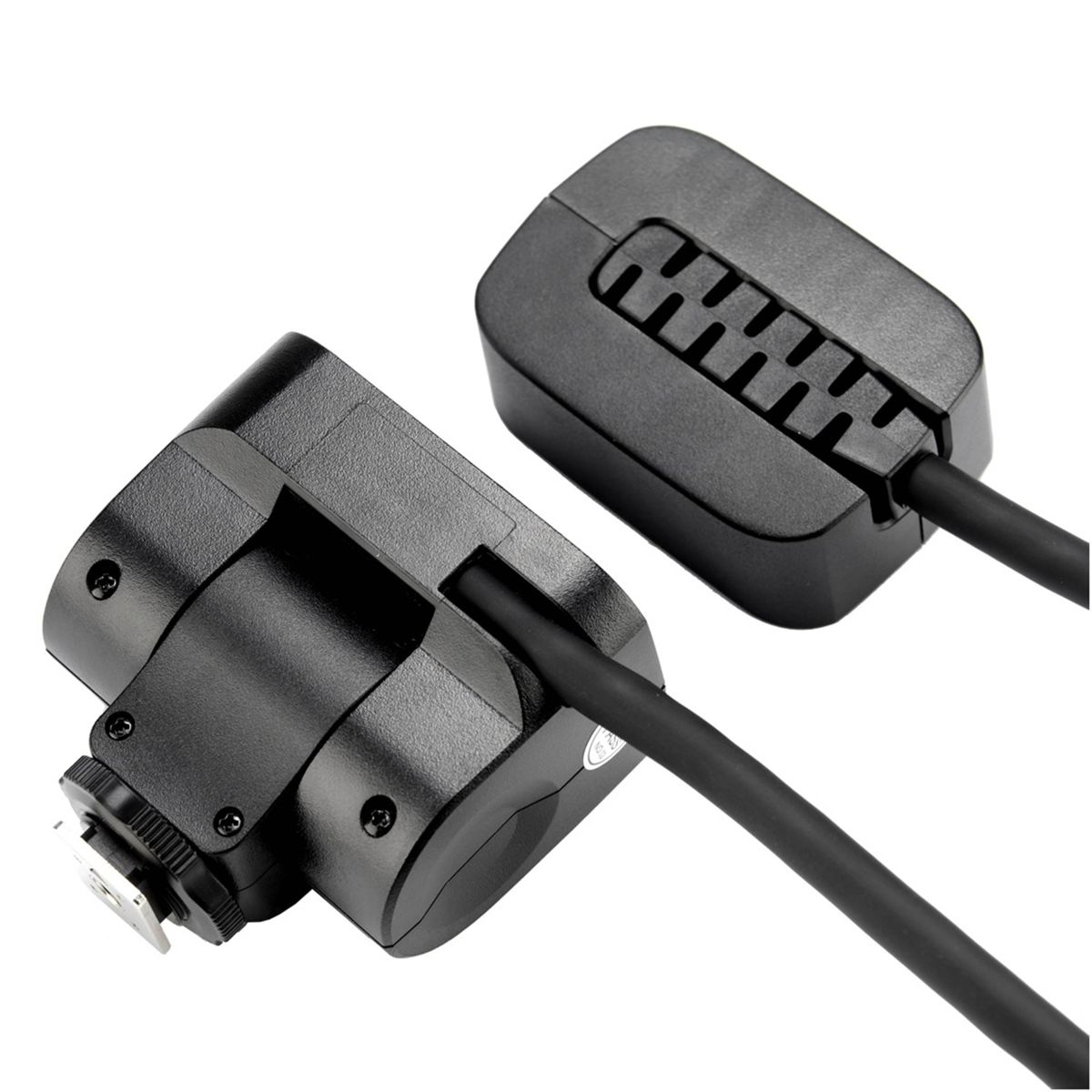 Zwei schwarze Kamera-Blitzadapter mit Kabeln, um 90 Grad abgewinkelt.