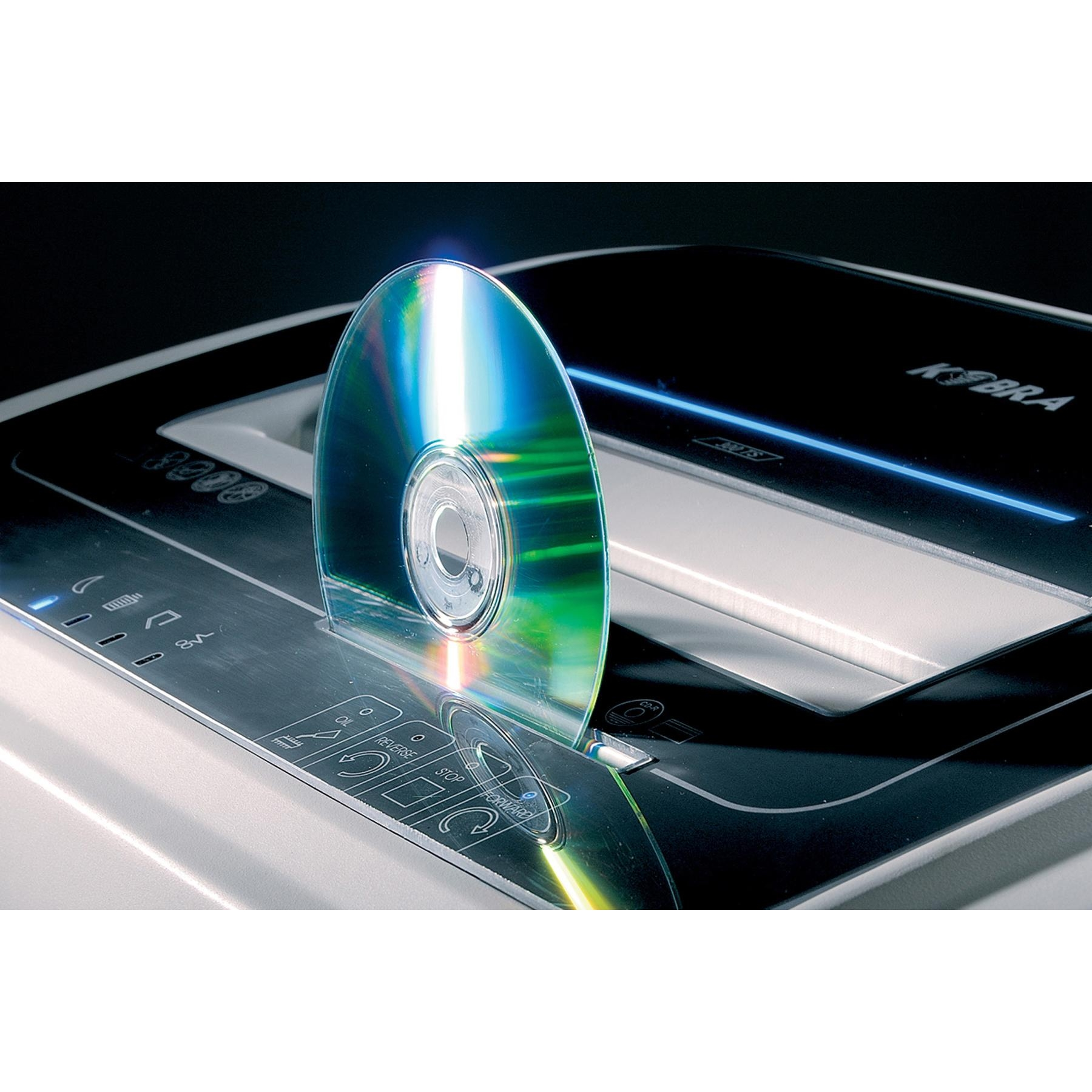 Un CD viene inserito in un tritacarte. Il CD è riflettente e lucido.