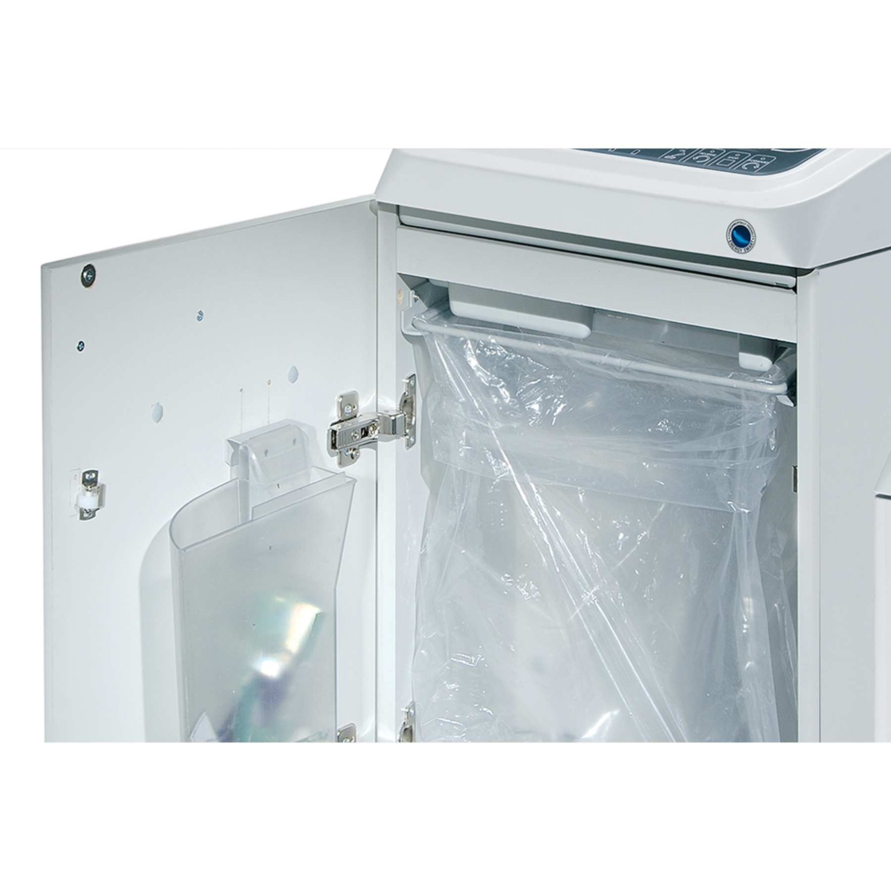 Distruggidocumenti bianco con porta aperta e sacchetto di plastica.