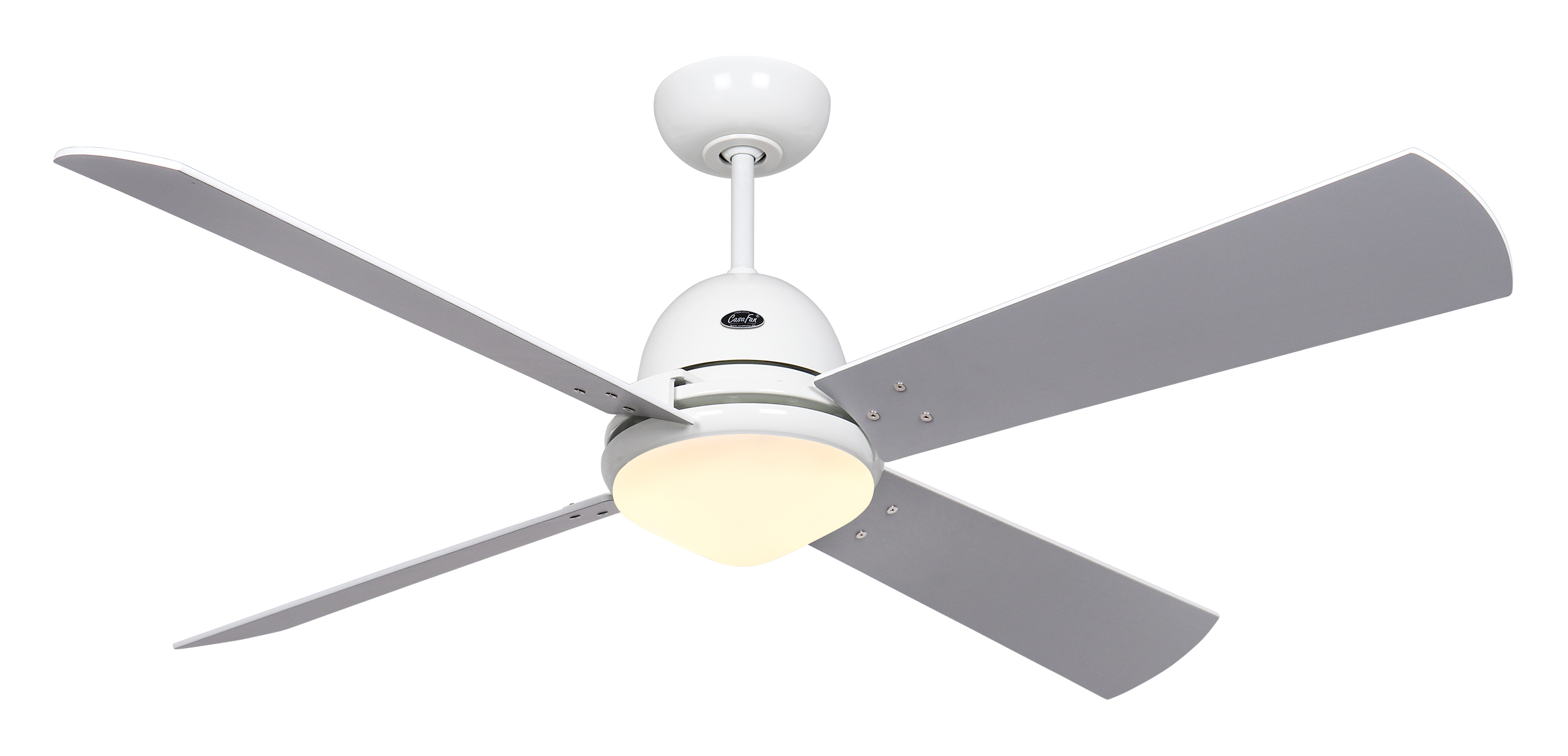 Weißer Deckenventilator mit vier Flügeln und Licht. Er ist an einer weißen Decke montiert, isoliert auf weißem Hintergrund.