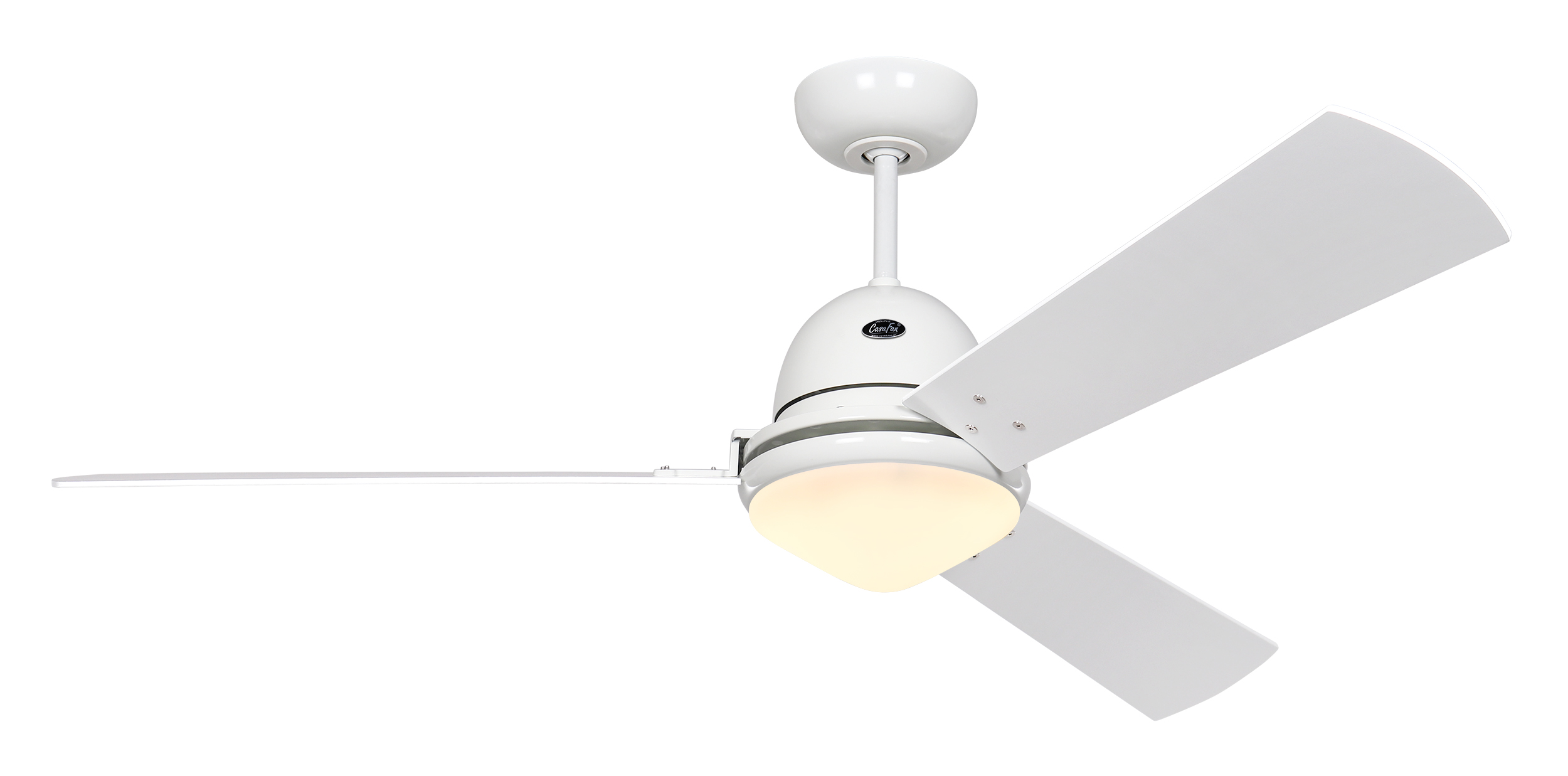 Weißer Deckenventilator mit drei Flügeln. Leuchte in der Mitte. Weißer Hintergrund.