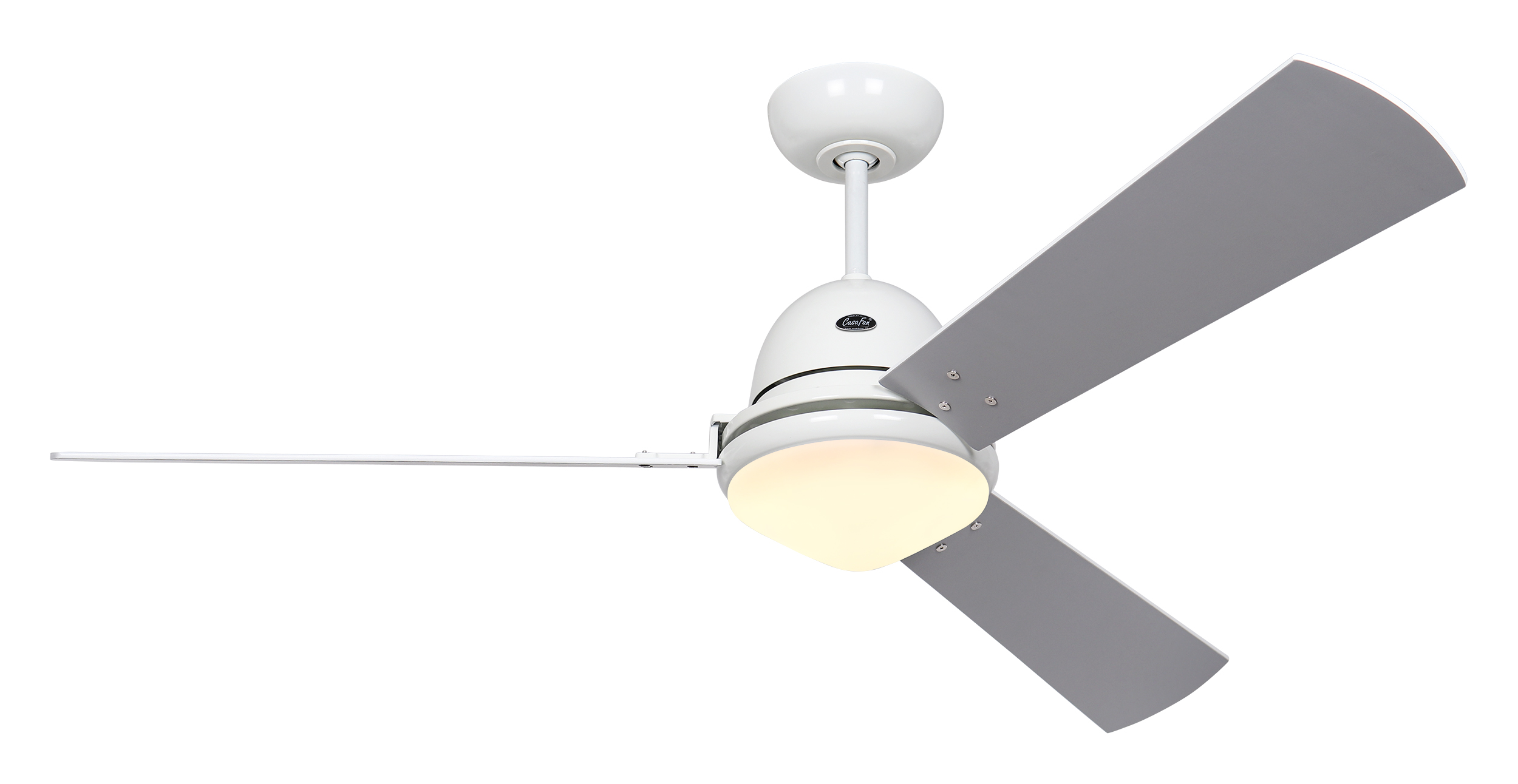 Ein weißer Deckenventilator mit drei Flügeln und einer Leuchte. Der Ventilator ist auf weißem Hintergrund.