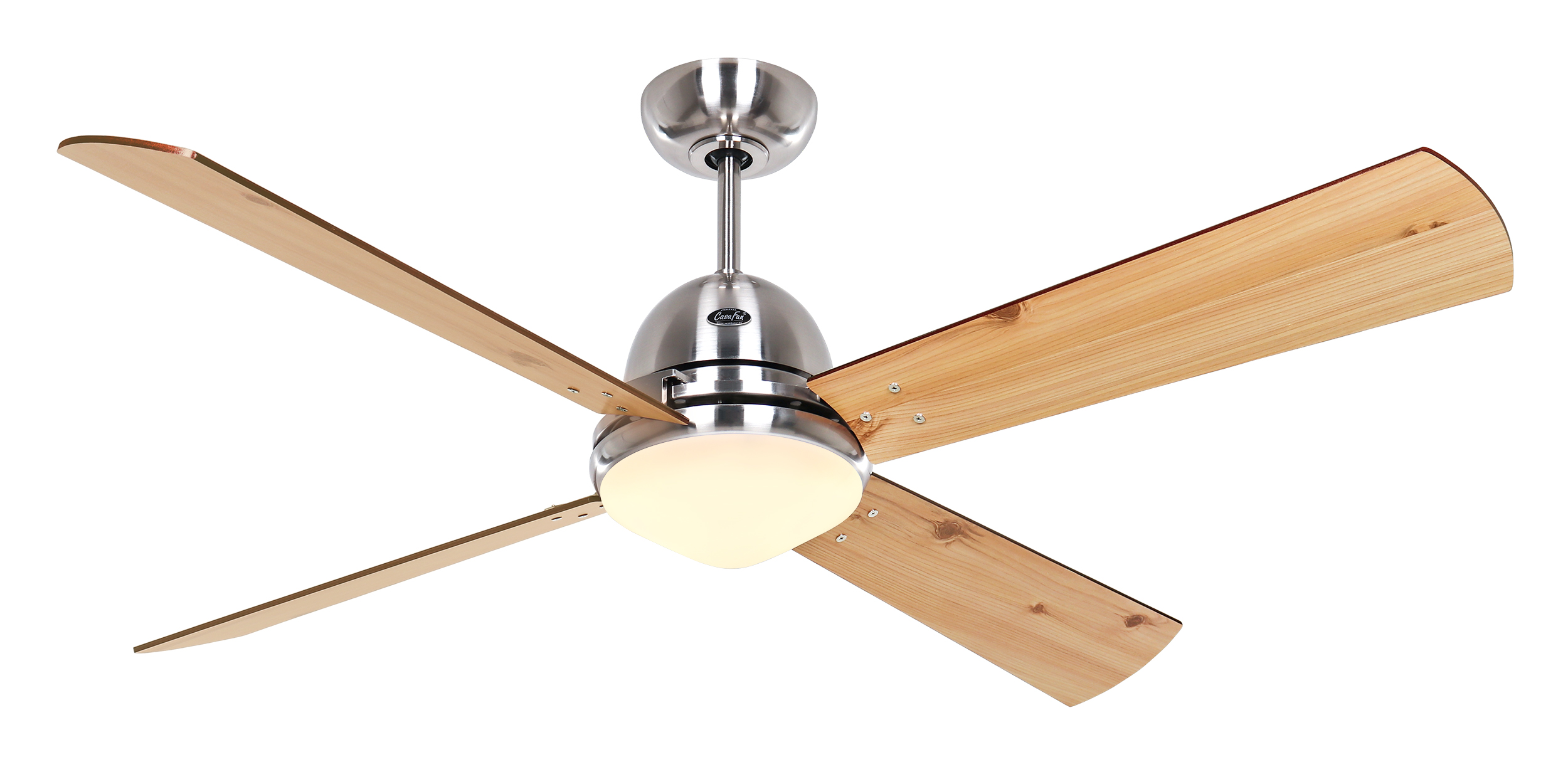 Deckenventilator mit vier Holzblättern und silberfarbenem Sockel. Er hat ein Licht in der Mitte. Weißer Hintergrund.