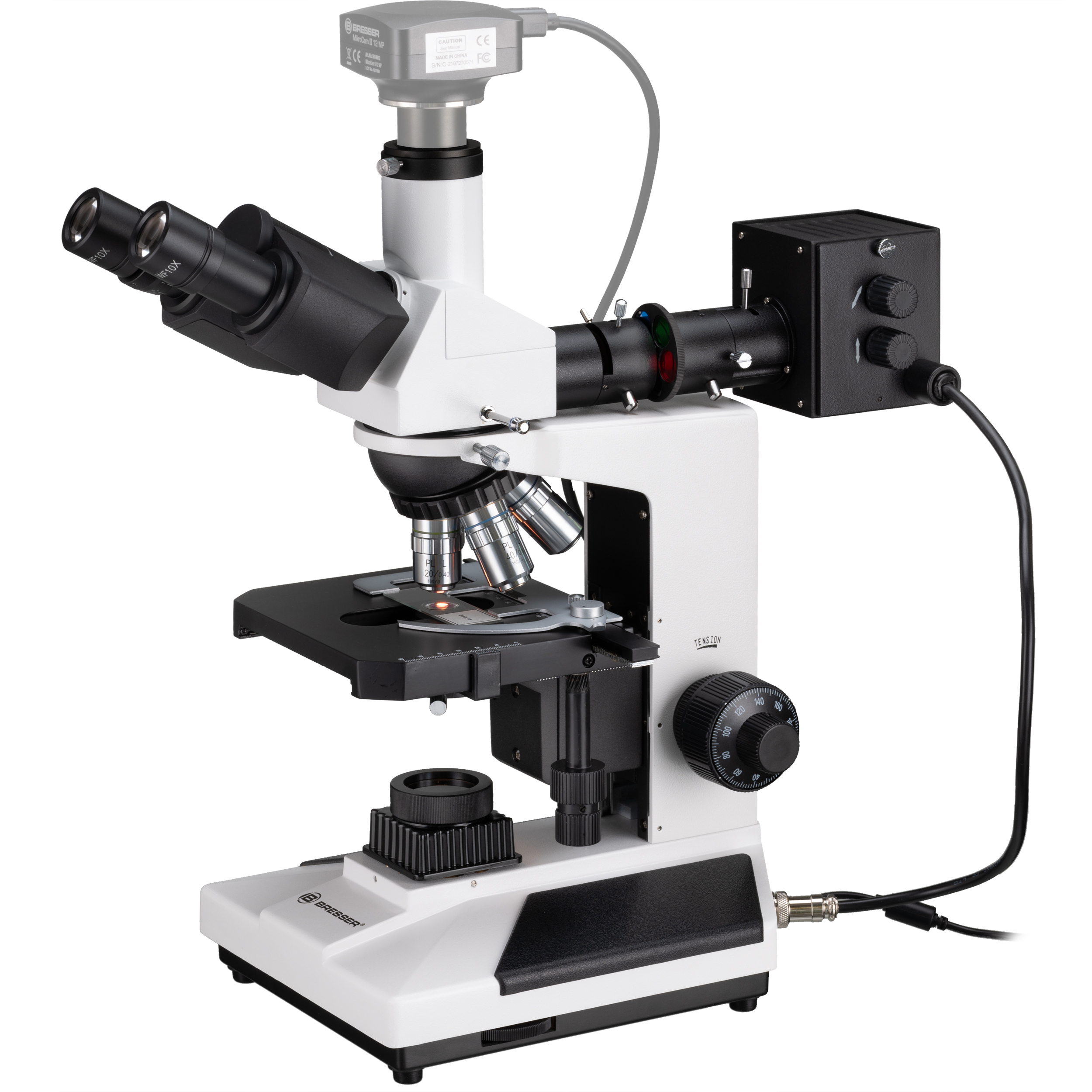 Se muestra un microscopio blanco con componentes negros, con una cámara en la parte superior.