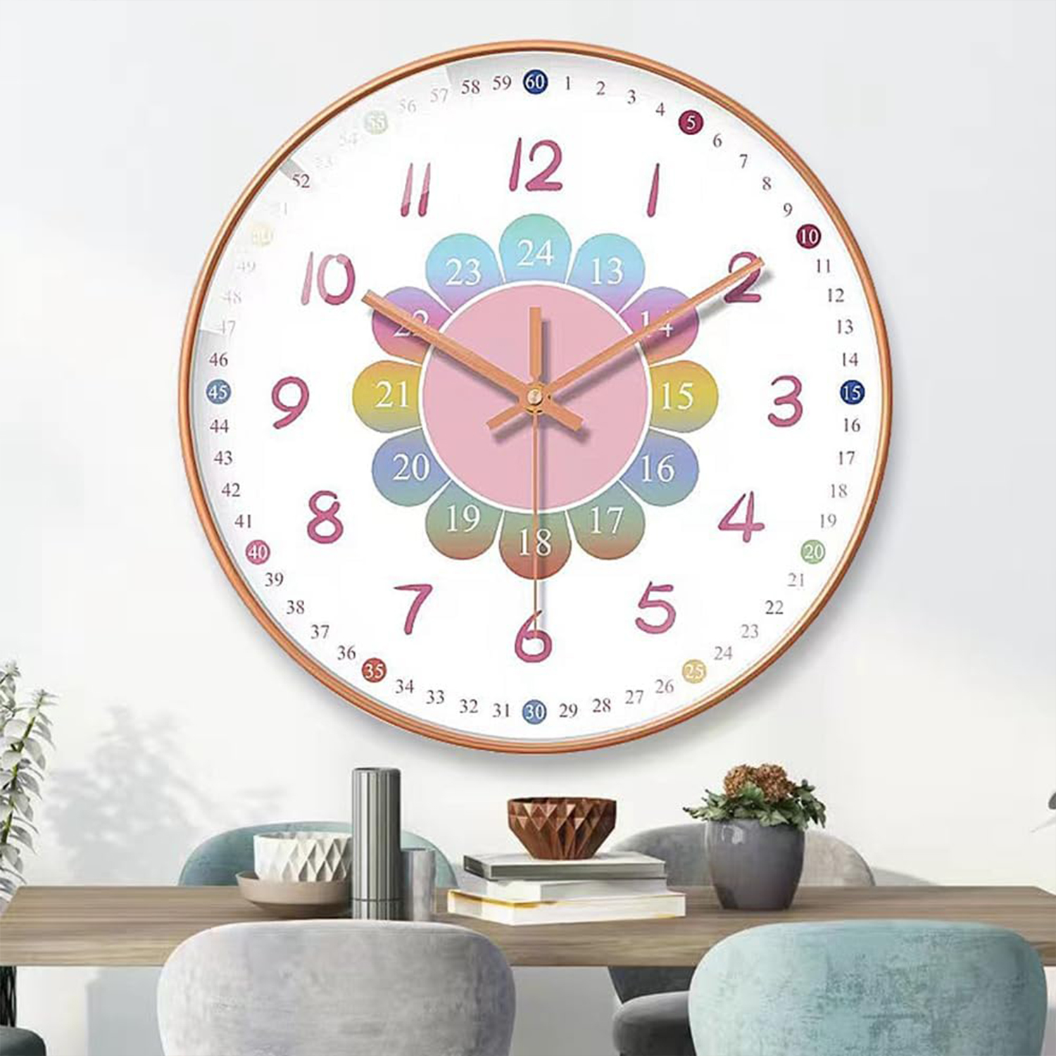Eine runde Wanduhr mit rosa Akzenten und floralem Design. Zahlen sind auf dem Zifferblatt zu sehen.