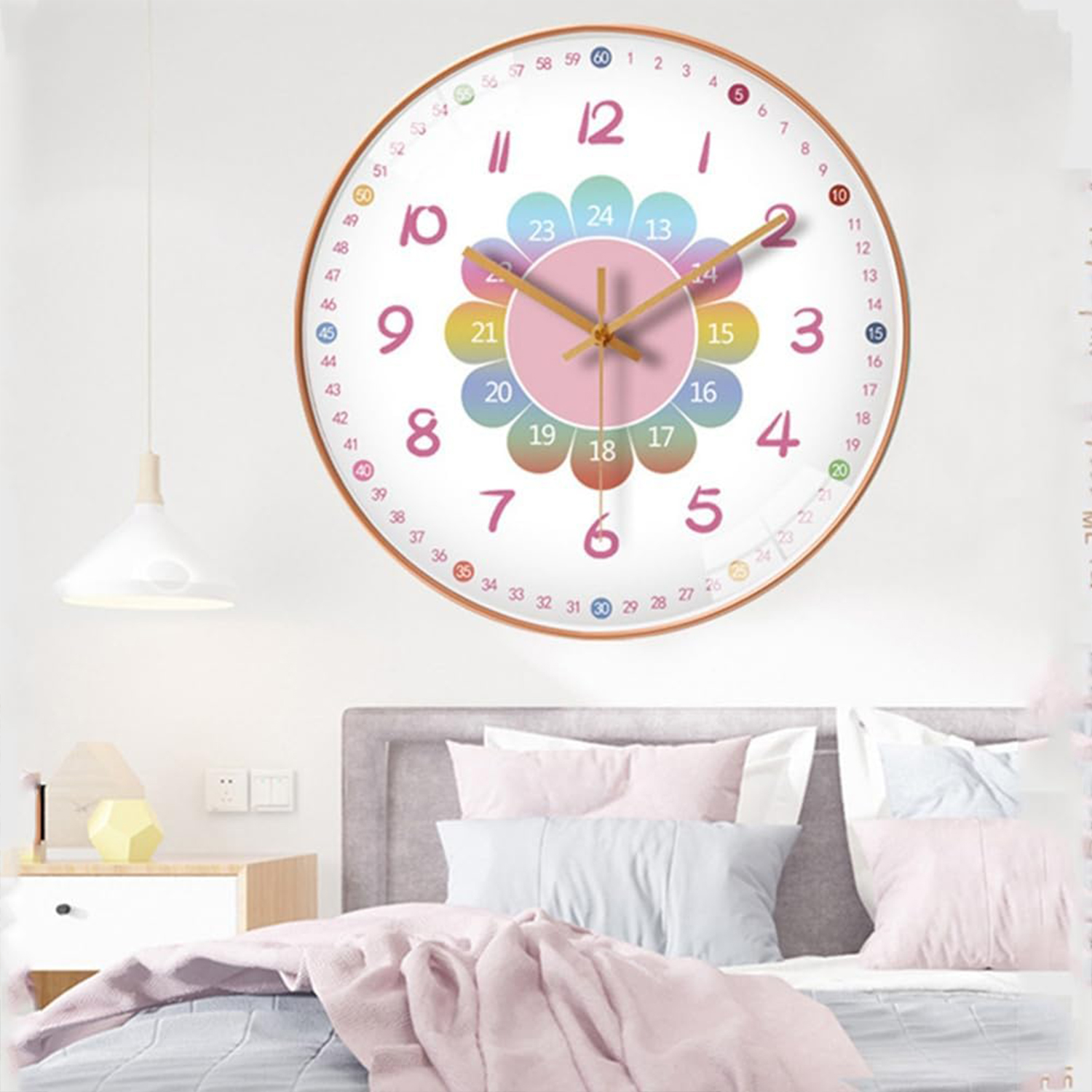 Ein weiß getäfelter Raum mit einer blumenförmigen Uhr an der Wand. Darunter ein Bett mit Kissen und ein Nachttisch.