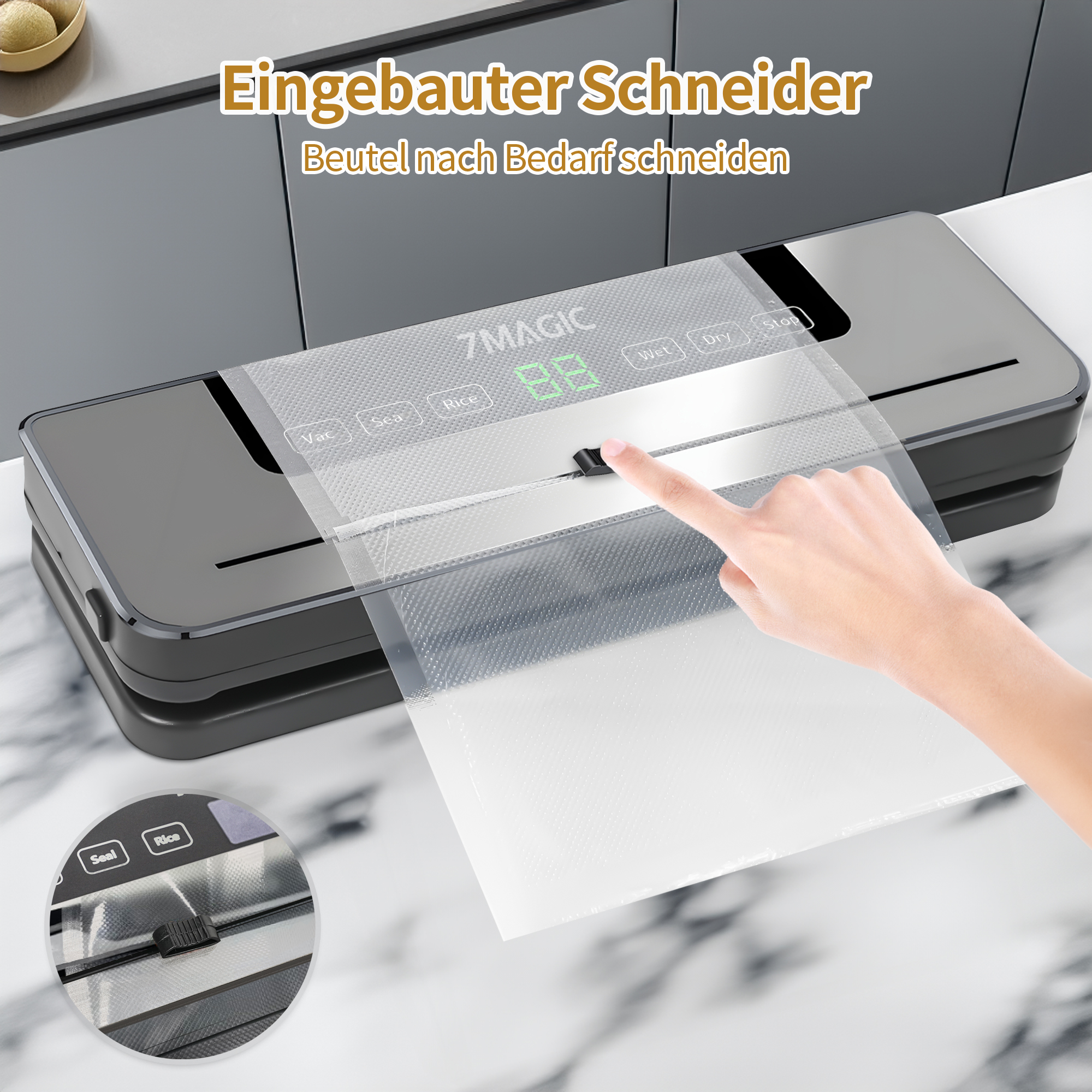 Eine Person berührt ein Vakuumiergerät mit einem transparenten Beutel, auf weißem Untergrund.