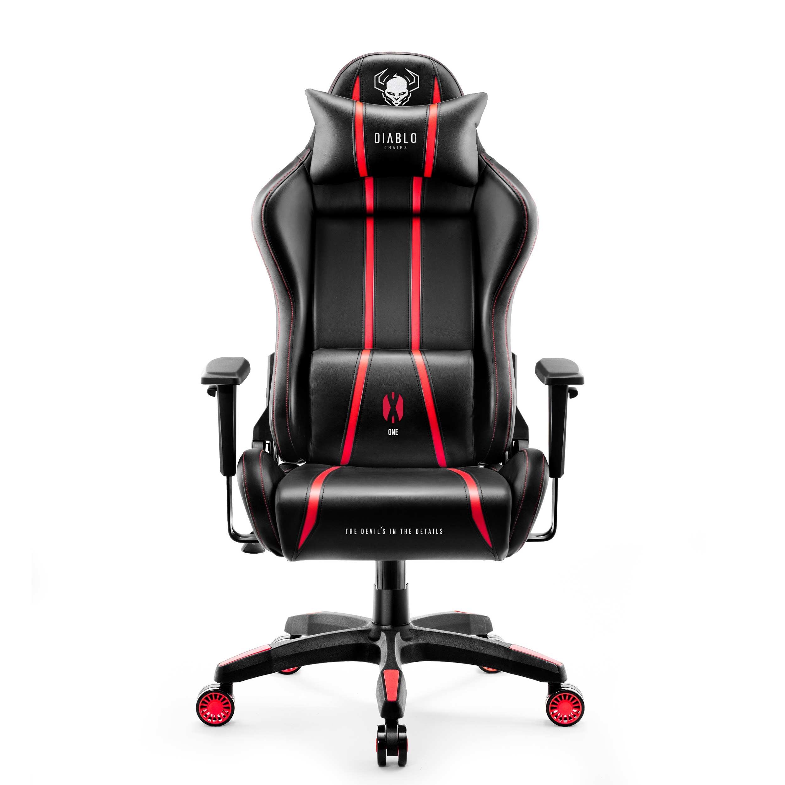 Czarny fotel gamingowy z czerwonymi detalami. Logo Diablo Chairs. Czerwone kółka. Białe tło.