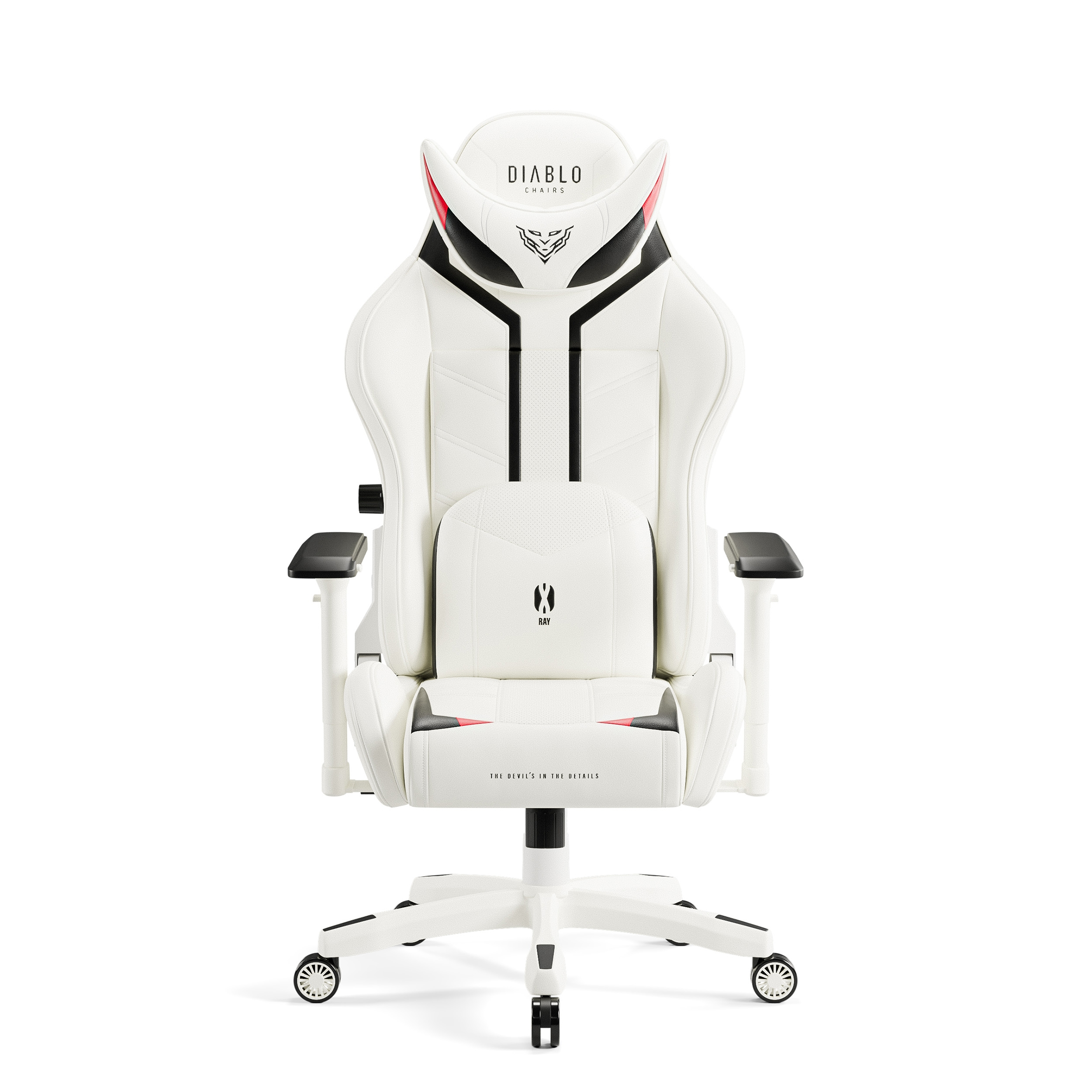 Biały fotel do gier z czarno-czerwonymi akcentami. Krzesło ma czarną podstawę i kółka. Tło jest białe.