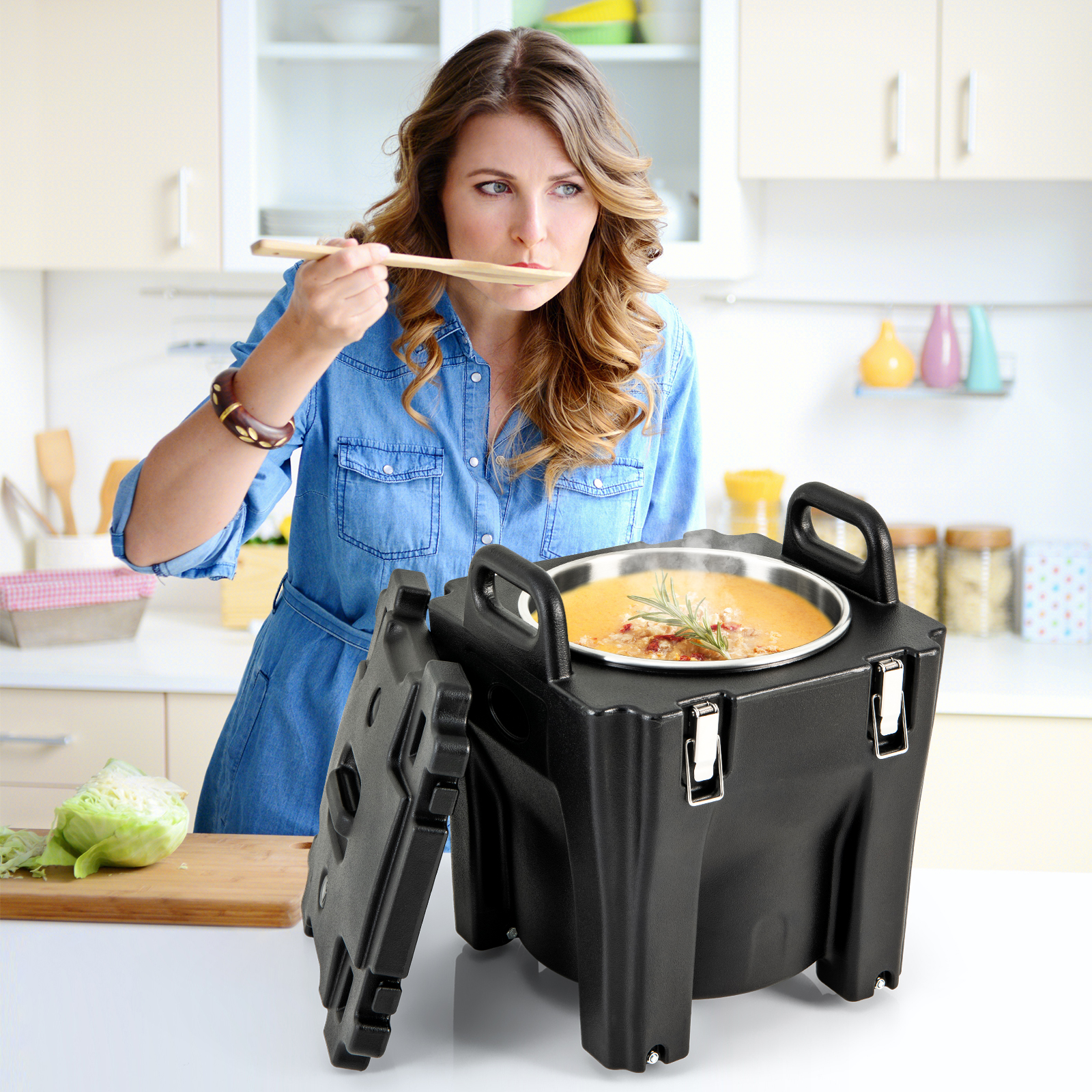 Eine Frau probiert Suppe aus einem Behälter. Die Suppe befindet sich in einem schwarzen Isolierbehälter.