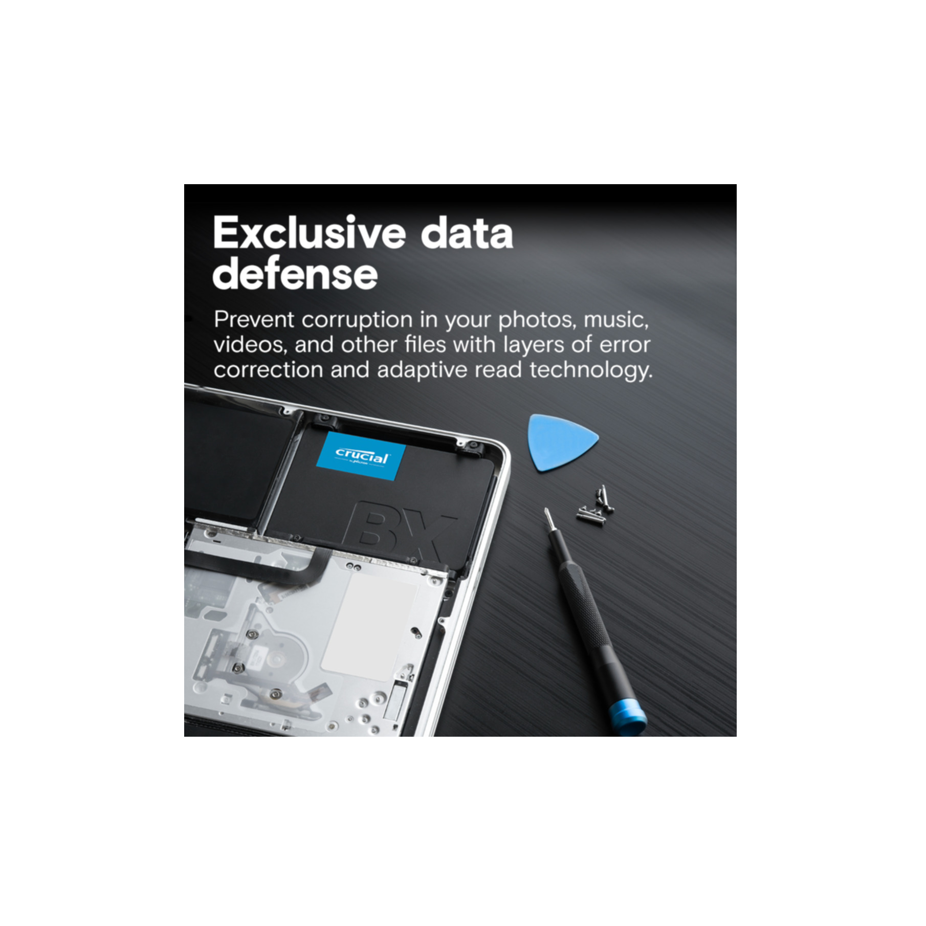 Otwarty laptop z tekstem obrony danych, śrubokrętem i niebieskim narzędziem do podważania. Czarna powierzchnia.