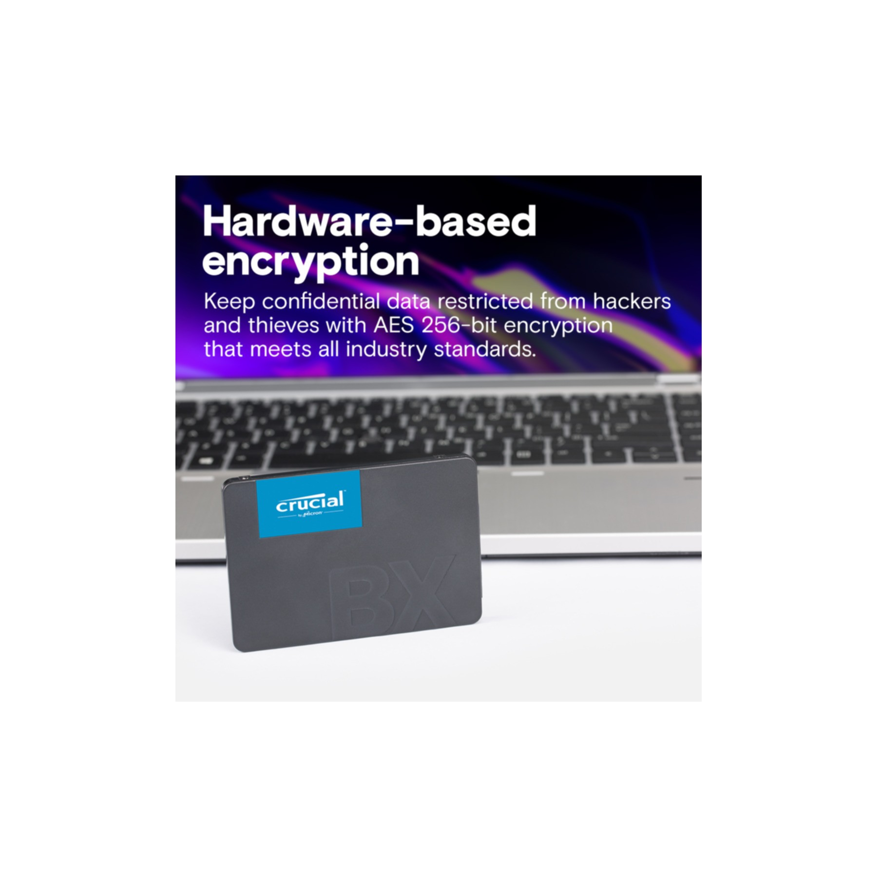 Czarny dysk SSD z niebieskim logo na białej powierzchni z tekstem o szyfrowaniu.