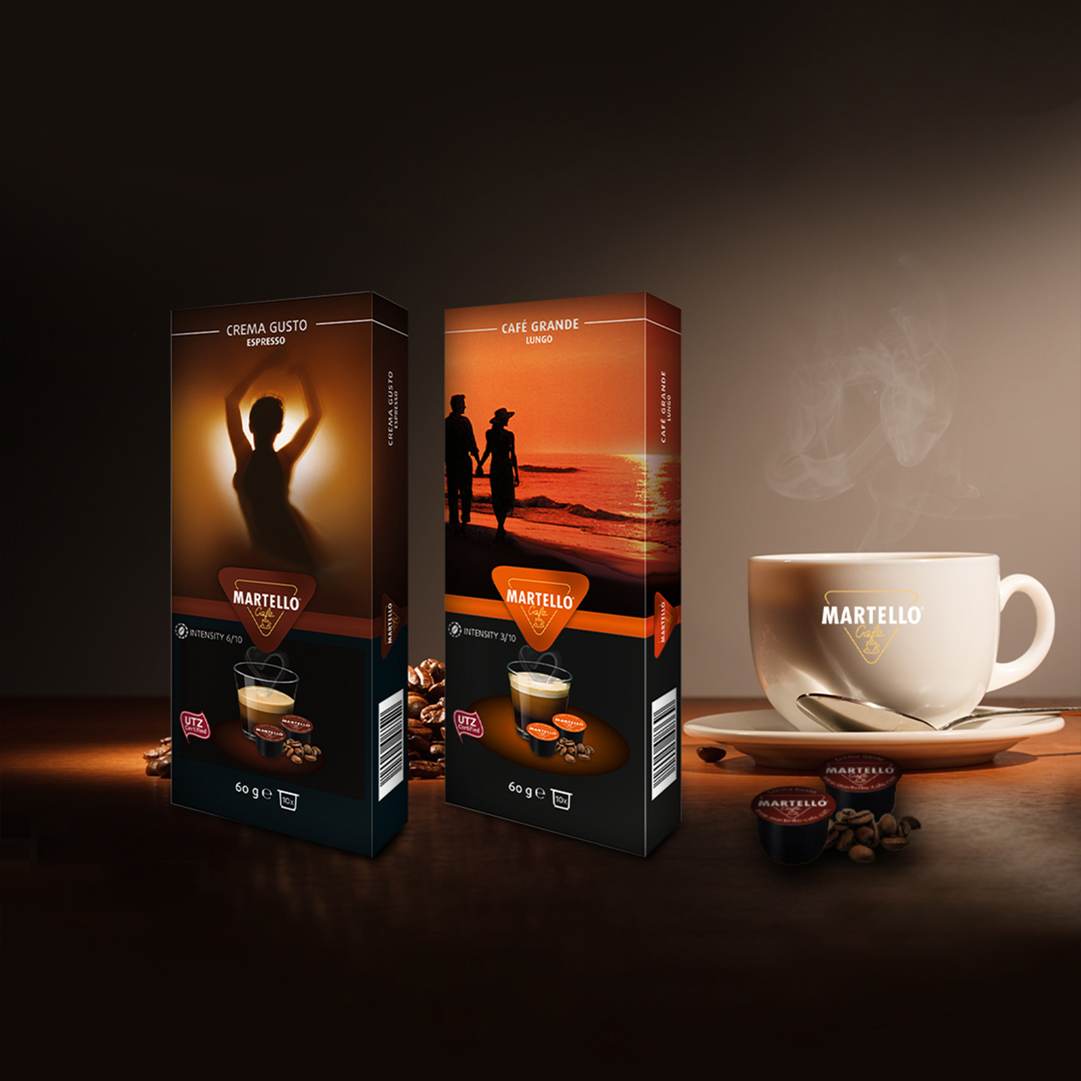 Zwei Kaffeepackungen und eine Tasse mit Kaffeebohnen vor dunklem Hintergrund.
