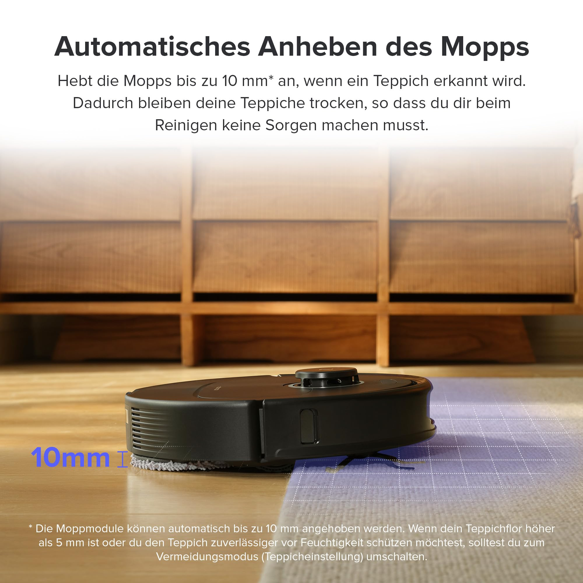 Ein schwarzer Roboter-Staubsauger auf einem Boden. Text zeigt, dass er sich bis zu 10 mm anhebt.