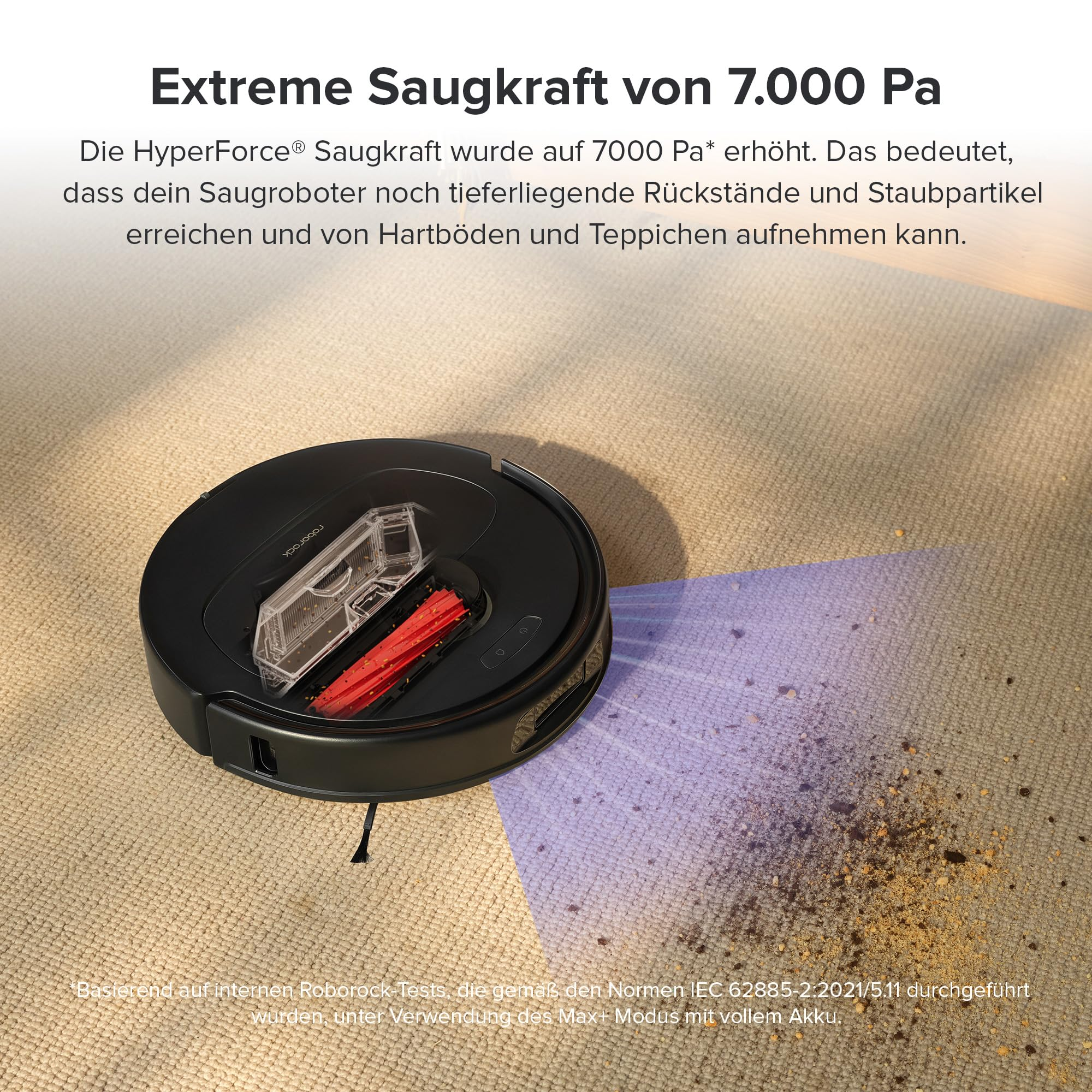 Schwarzer Roboter-Staubsauger auf einem Teppich mit Schmutz. Der Staubsauger reinigt den Schmutz.