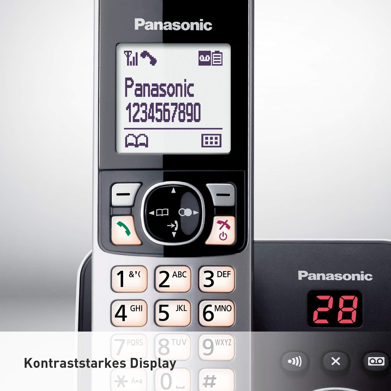 Zbliżenie czarno-srebrnego telefonu bezprzewodowego Panasonic z podświetlanym ekranem wyświetlającym numery.