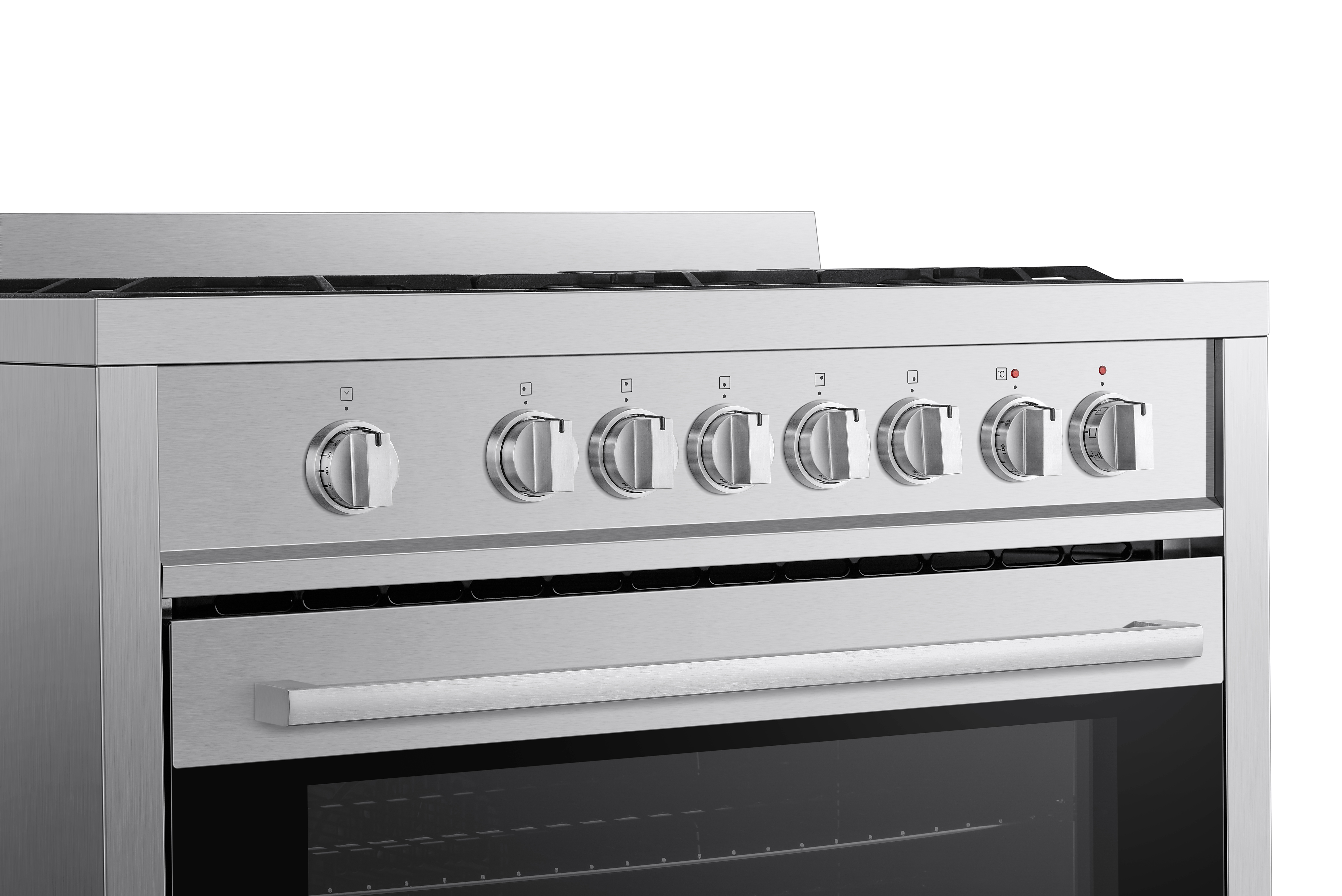 Primer plano de una estufa de acero inoxidable. Perillas y puerta del horno. Parte superior tiene quemadores de gas. Fondo blanco.