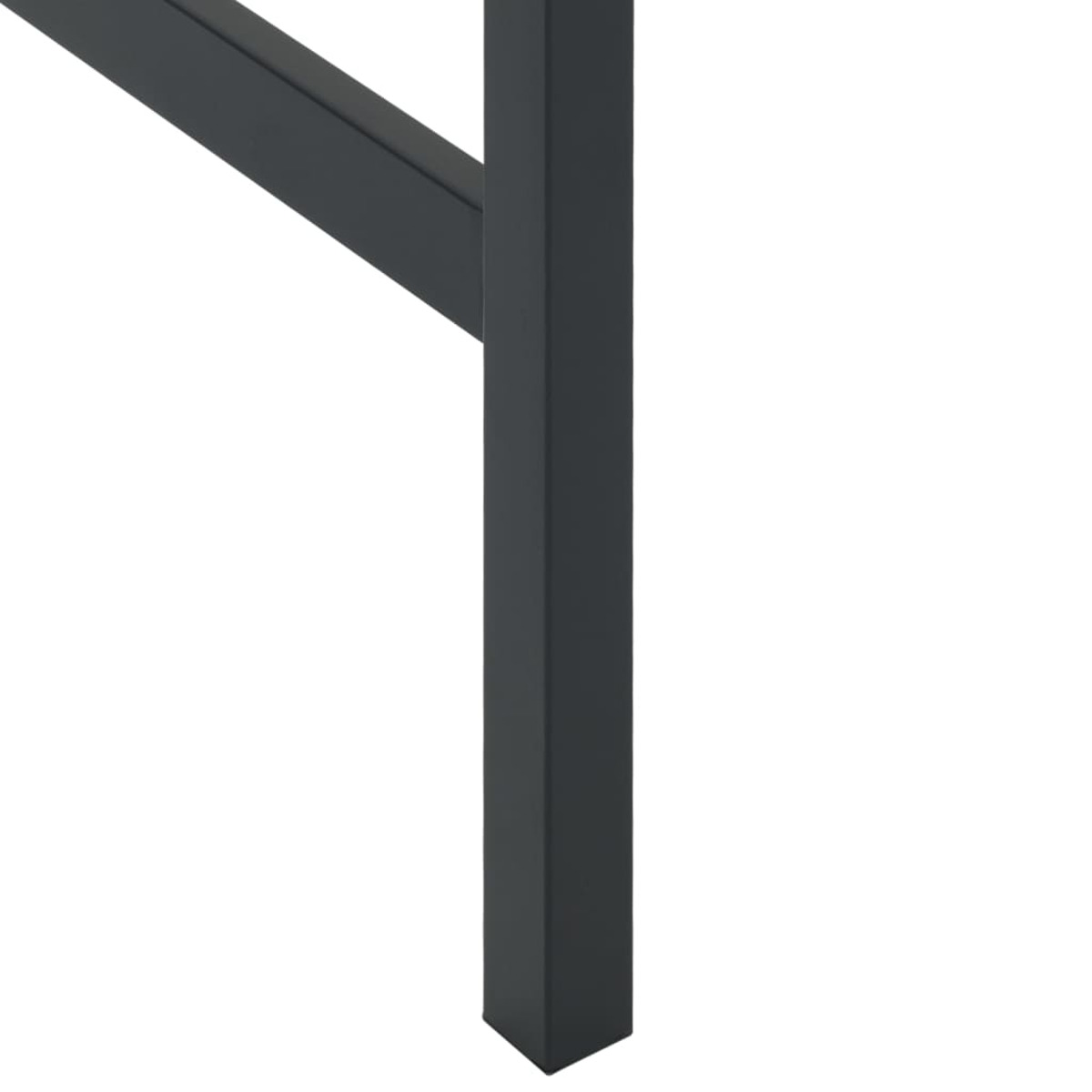 Ein schwarzes Metall-Tischbein, nach links abgewinkelt, vor weißem Hintergrund. Der untere Teil des Beins ist sichtbar.